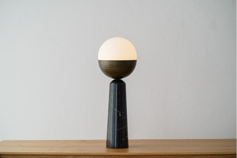 LAMPE DE TABLE TANO. MARBRE METAL VERRE