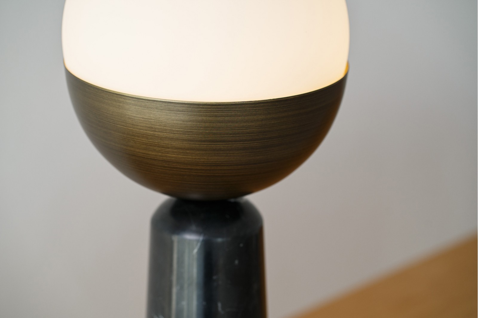 LAMPE DE TABLE TANO. MARBRE METAL VERRE