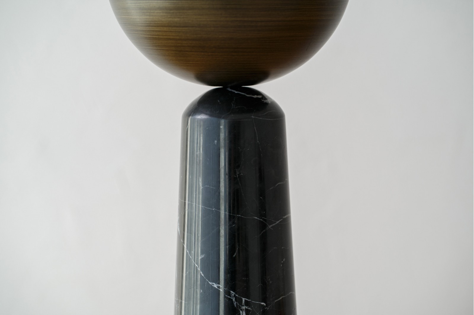 LAMPE DE TABLE TANO. MARBRE METAL VERRE