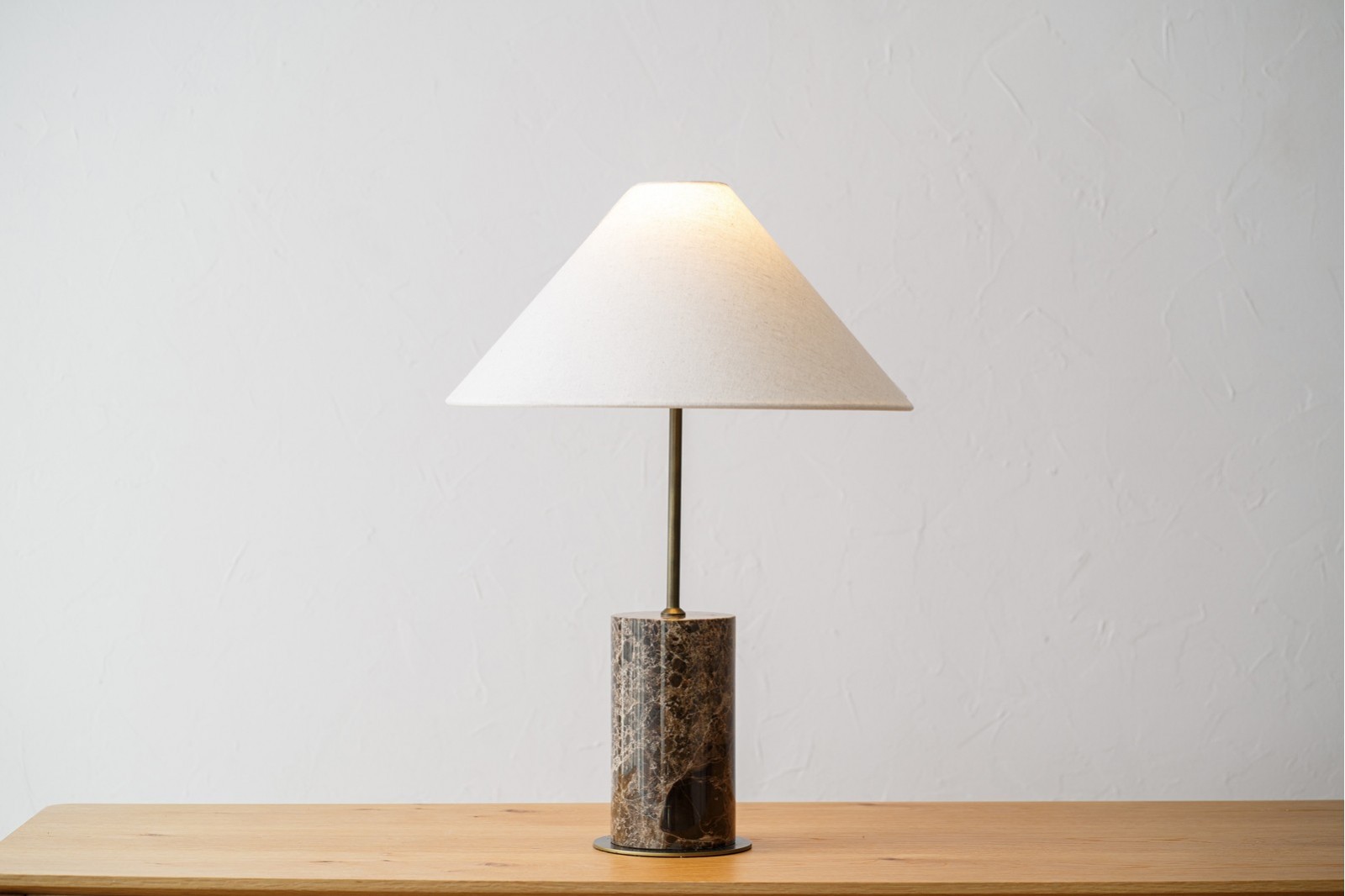 LAMPARA MESA LOURE.MARMOL, METAL, LINO