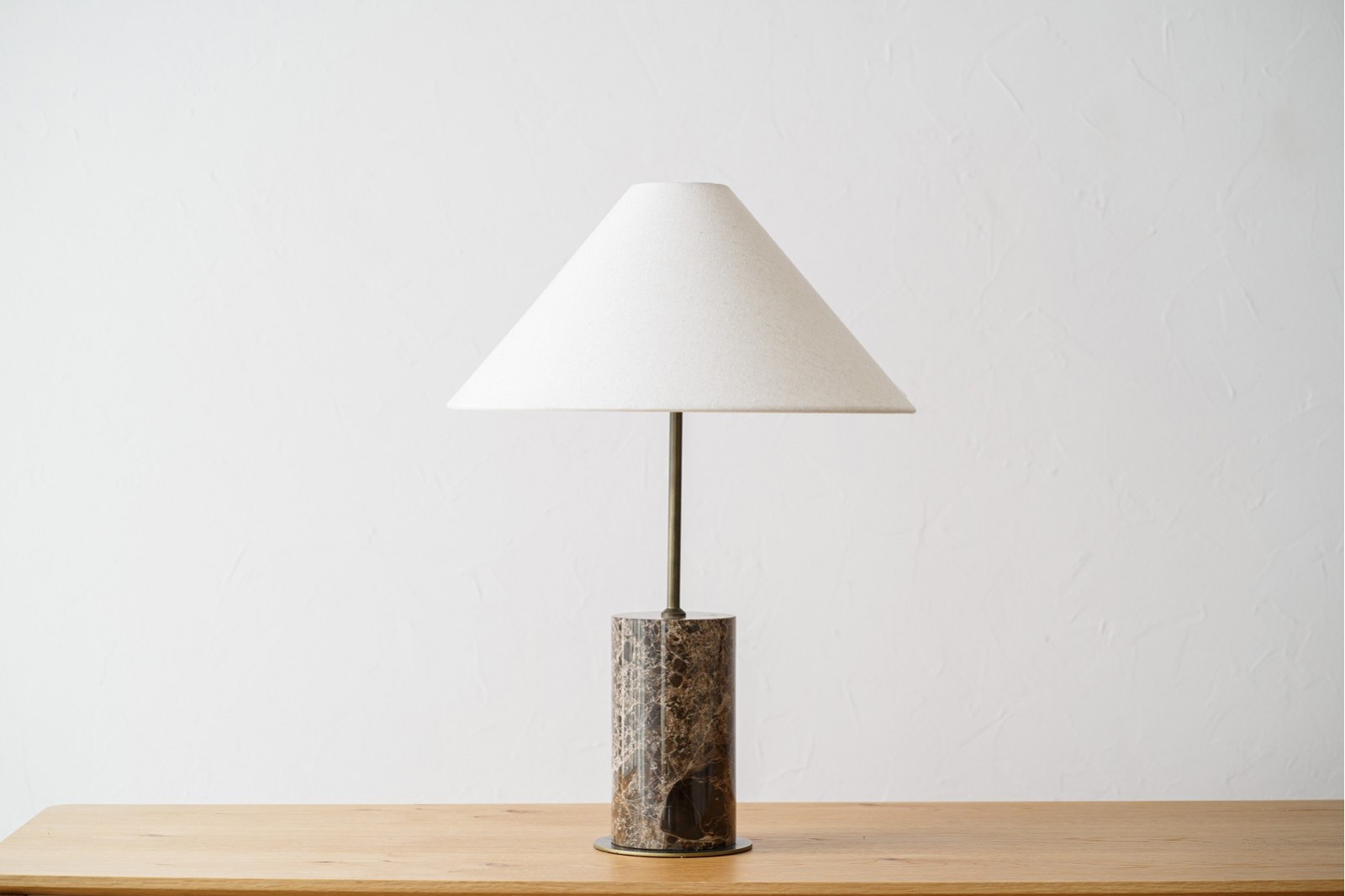 LAMPARA MESA LOURE.MARMOL, METAL, LINO