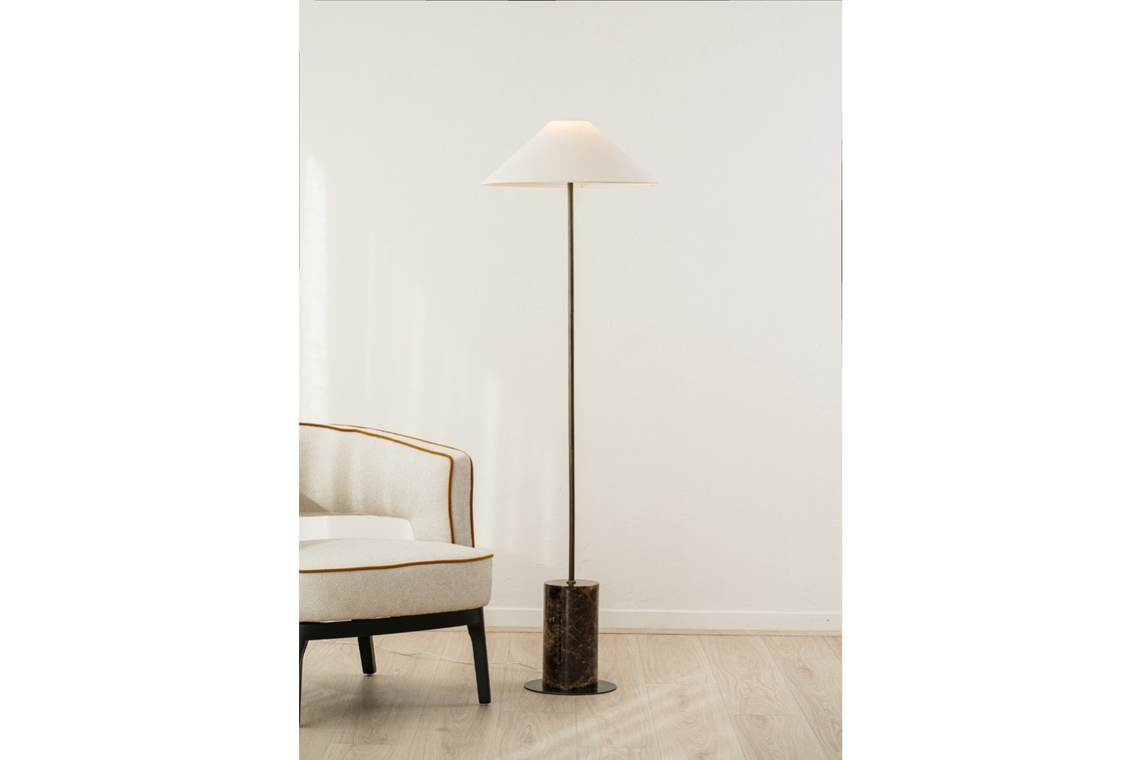 LAMPE SUR PIED LOURE. MARBRE METAL LIN