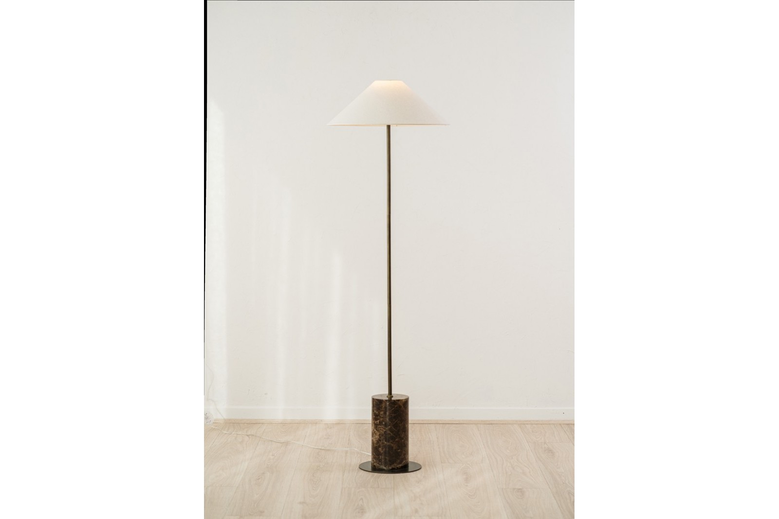 LAMPARA SUELO LOURE.MARMOL,METAL,LINO