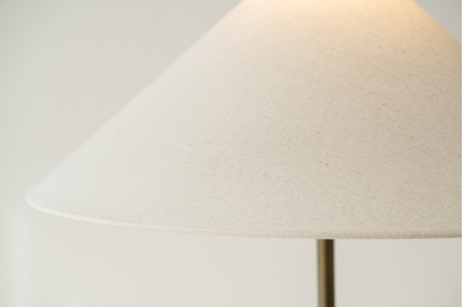 LAMPE SUR PIED LOURE. MARBRE METAL LIN