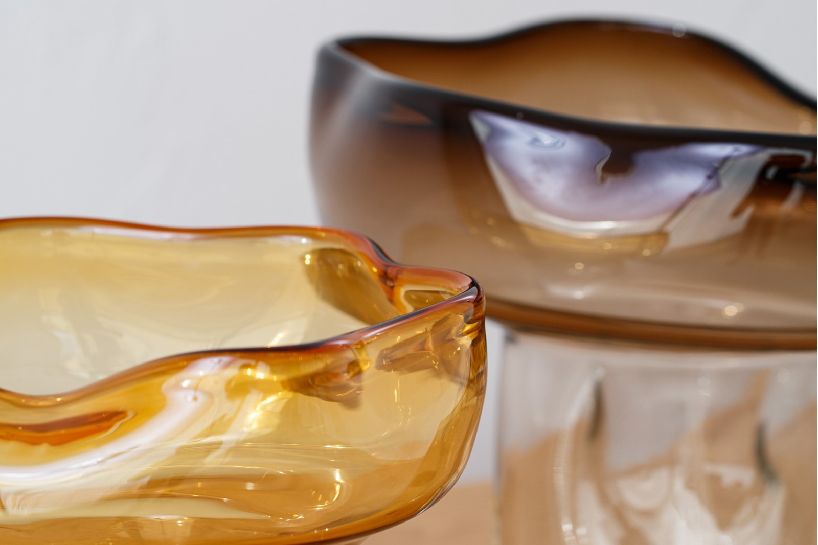 COLLECTION AR: TABLES CENTRALES EN VERRE COLORÉ