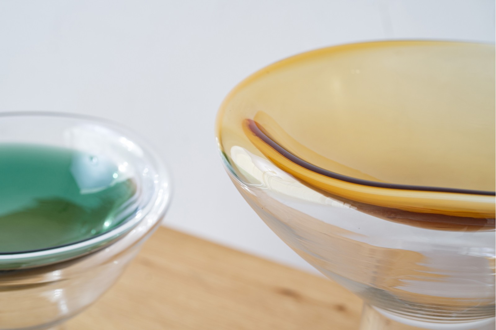 COLLECTION SORA: TABLES CENTRALES EN VERRE COLORÉ