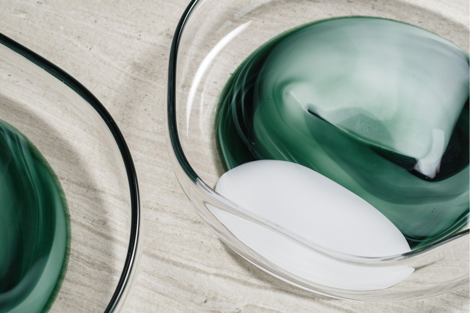 LAGOA COLLECTION: COLORED GLASS TABLE CENTREPIECES