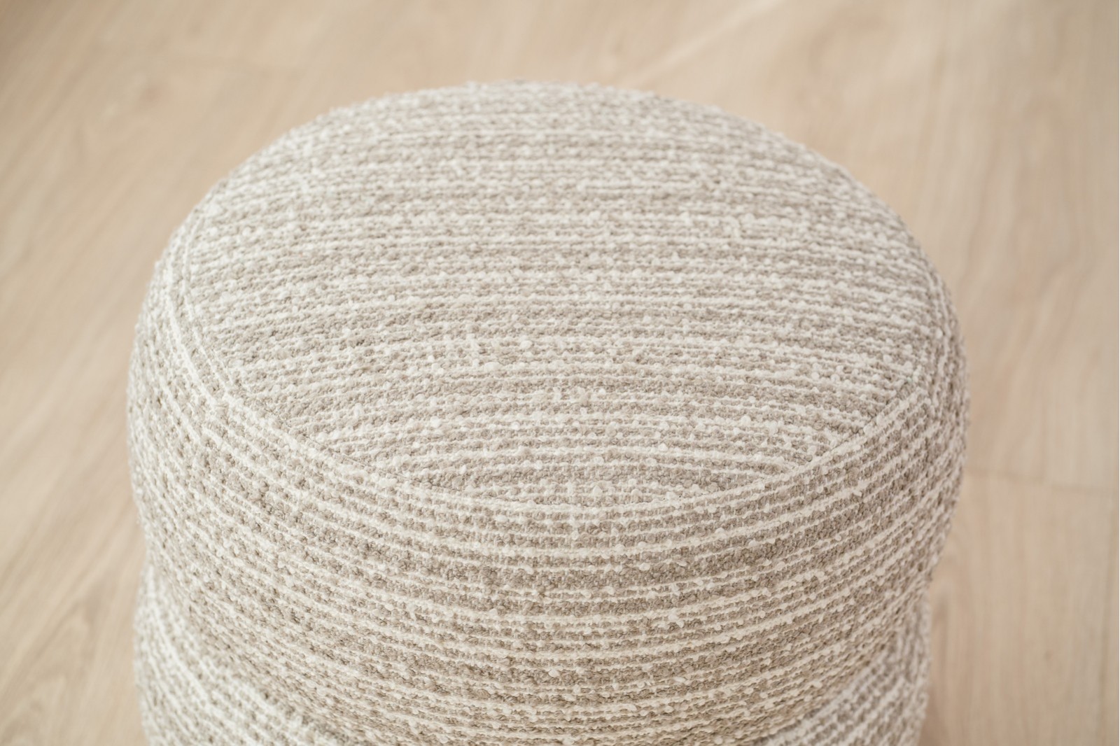 SET 2 PUFS MARCEL. GRIS Y BEIGE