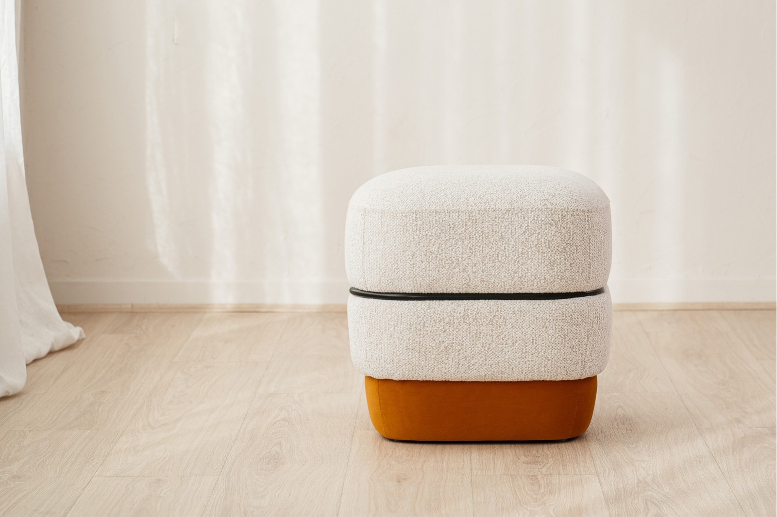 SET OF 2 ELIS POUFS. IVORY AND DARK ORANGE