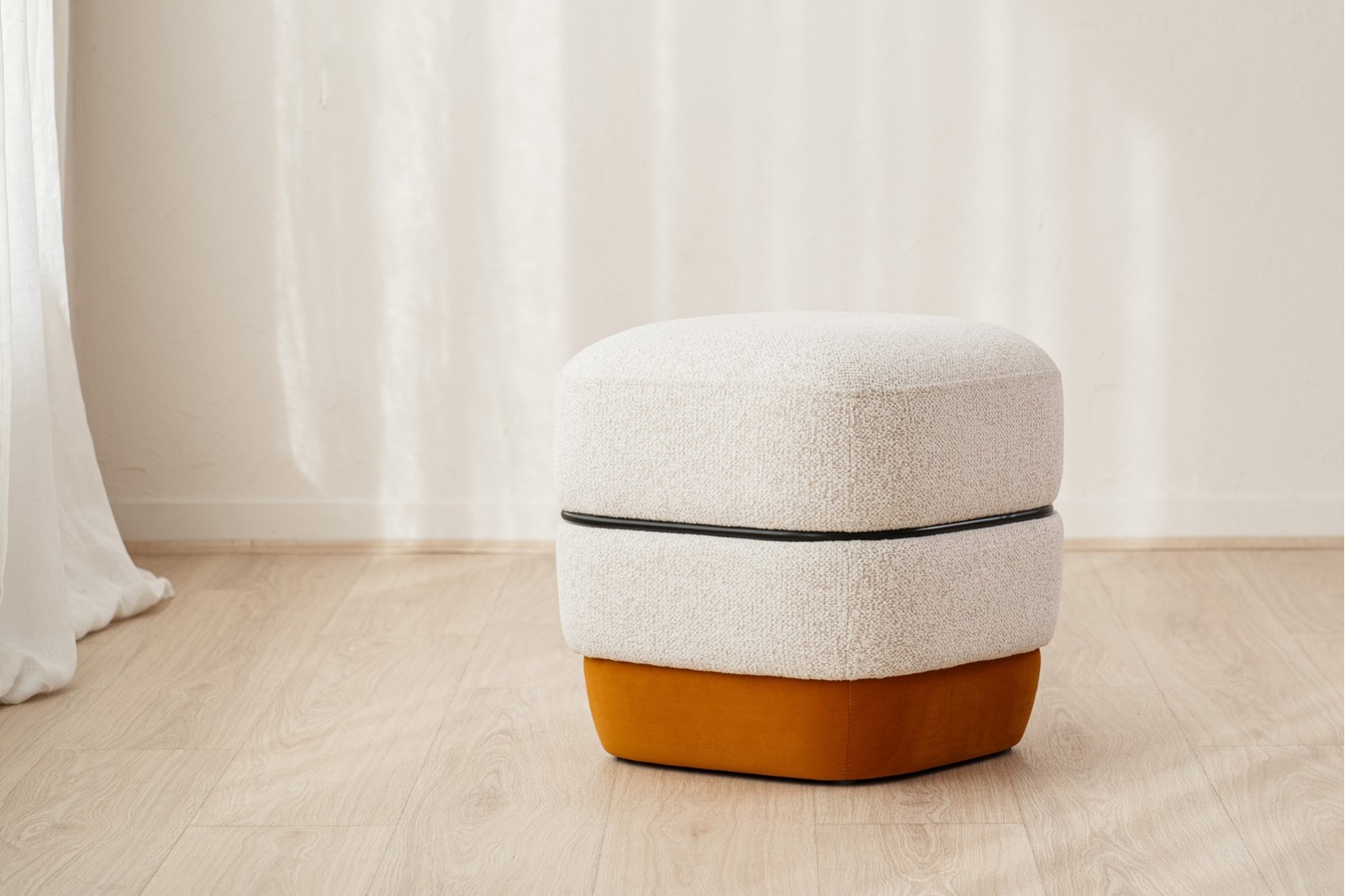 SET DE 2 POUFS ELIS. IVOIRE AND ORANGE FONCE