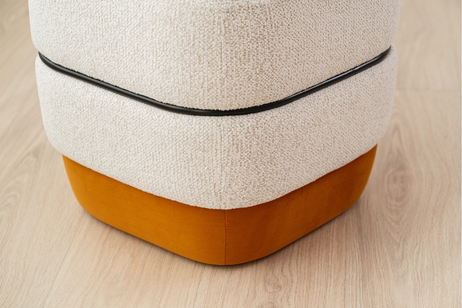 SET DE 2 POUFS ELIS. IVOIRE AND ORANGE FONCE