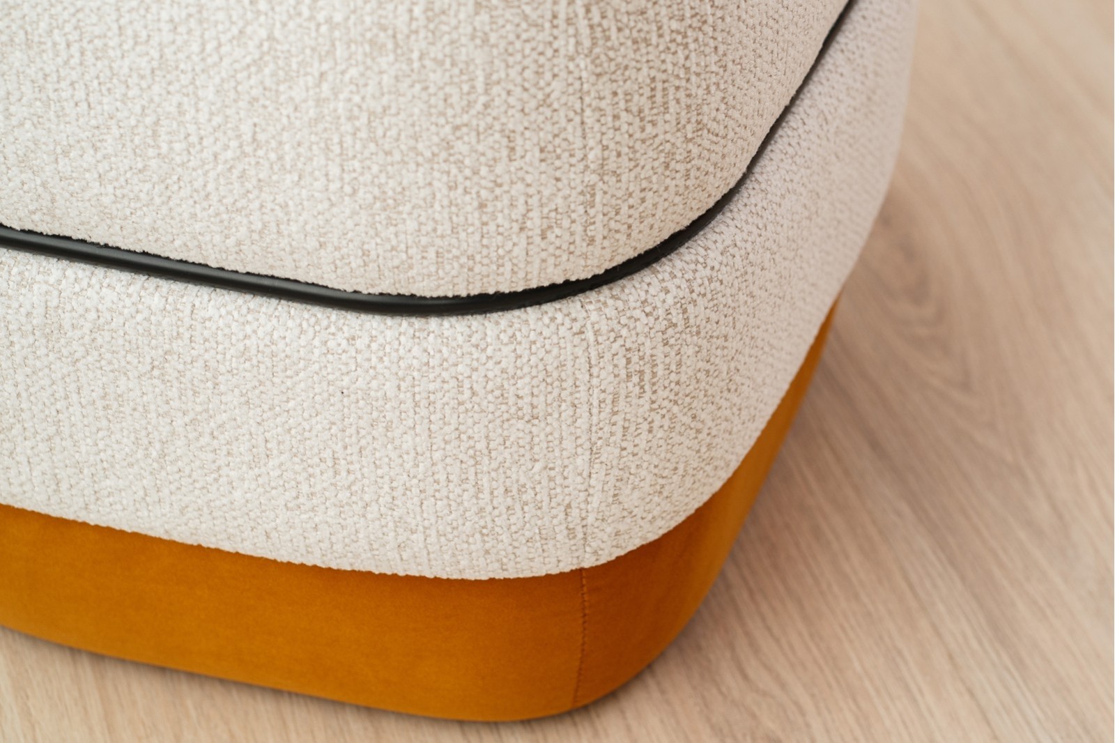 SET OF 2 ELIS POUFS. IVORY AND DARK ORANGE