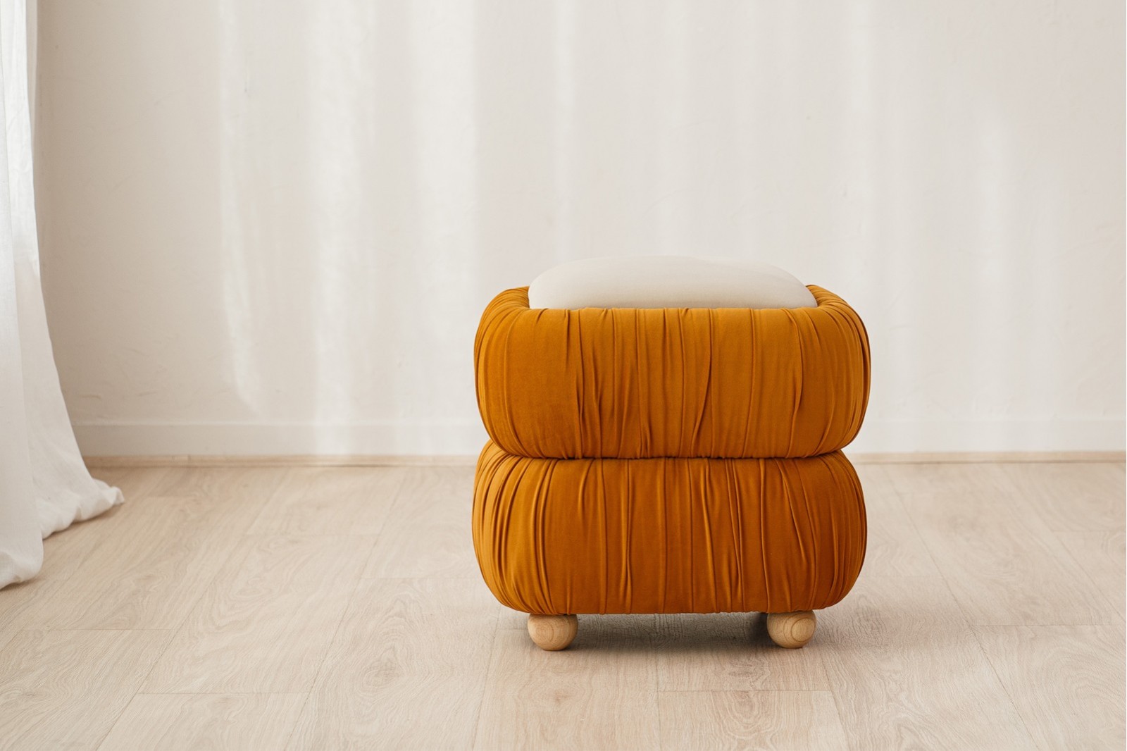 SET DE 2 POUFS NONA. BEIGE ET ORANGE FONCE