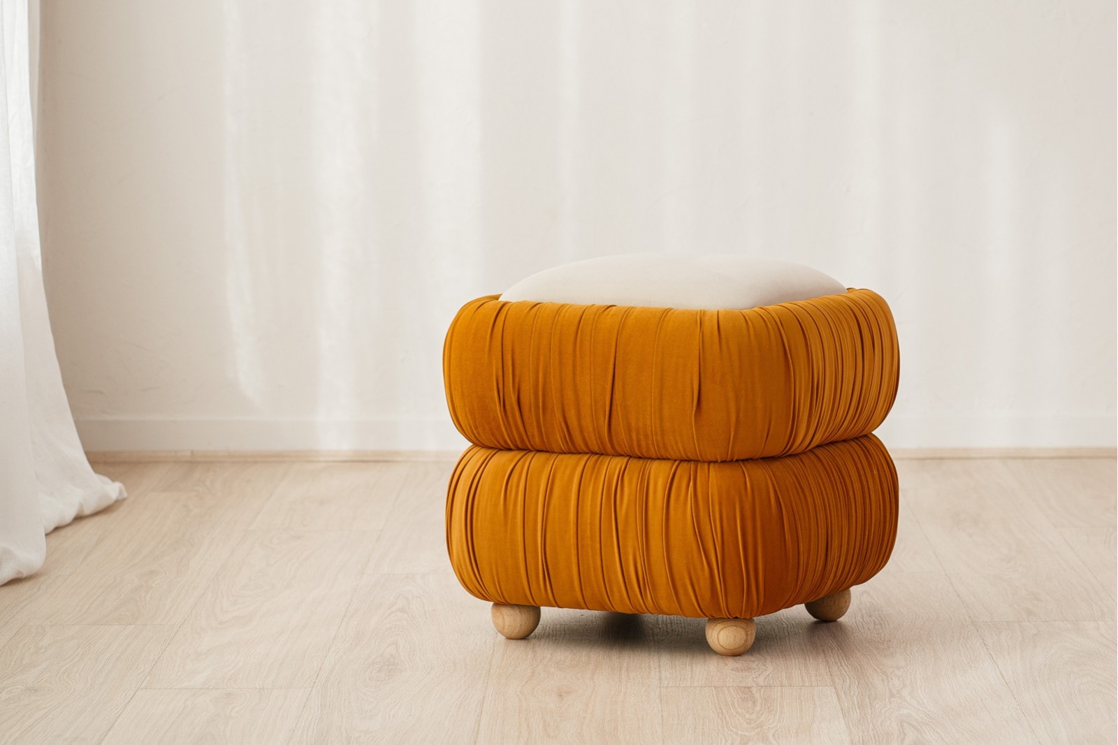 SET OF 2 NONA POUFS. BEIGE AND DARK ORANGE