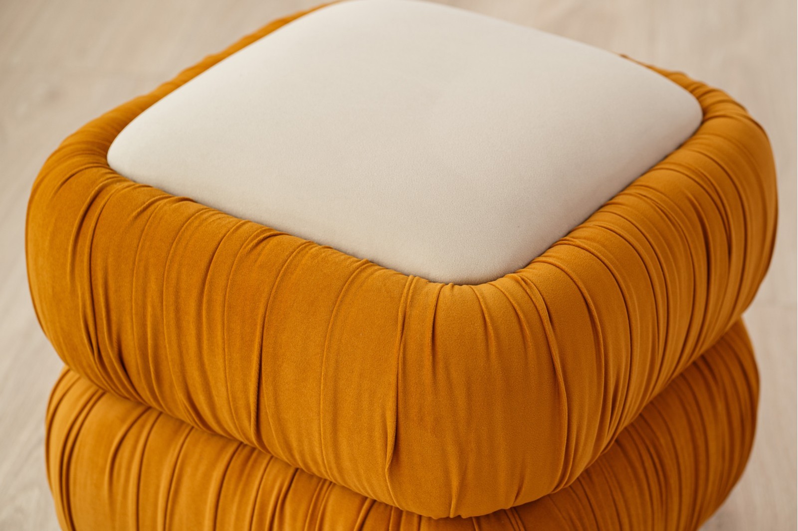 SET DE 2 POUFS NONA. BEIGE ET ORANGE FONCE