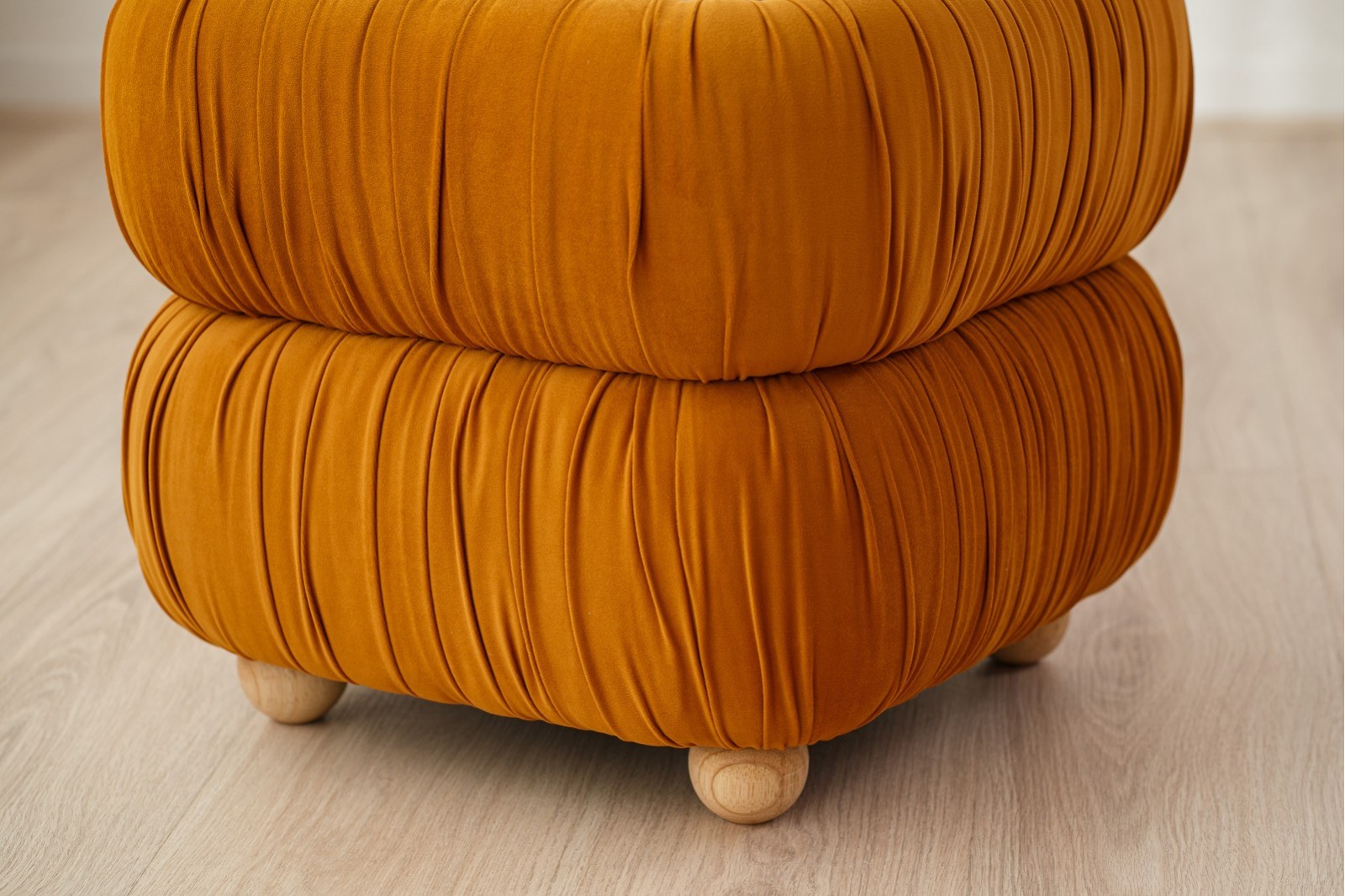 SET DE 2 POUFS NONA. BEIGE ET ORANGE FONCE