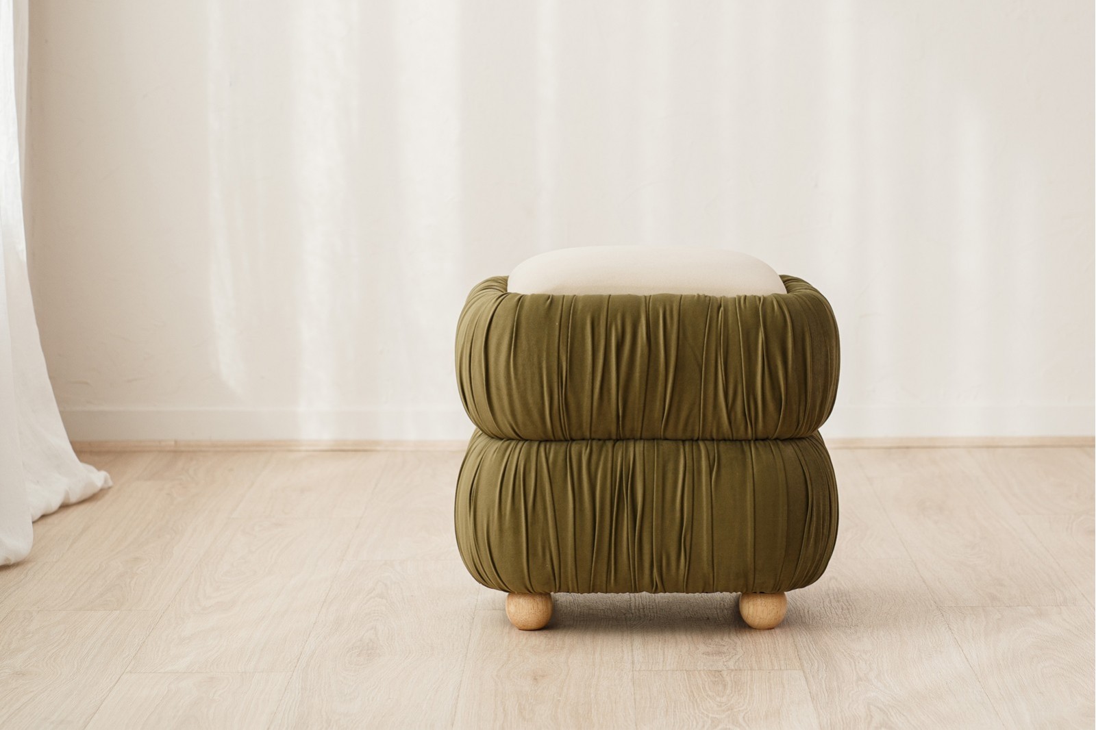SET DE 2 POUFS NONA. IVOIRE ET VERT FONCE