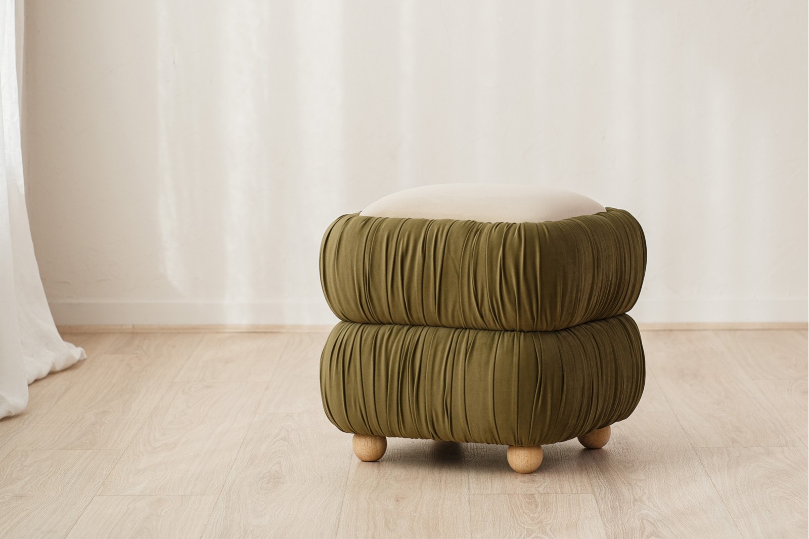 SET DE 2 POUFS NONA. IVOIRE ET VERT FONCE