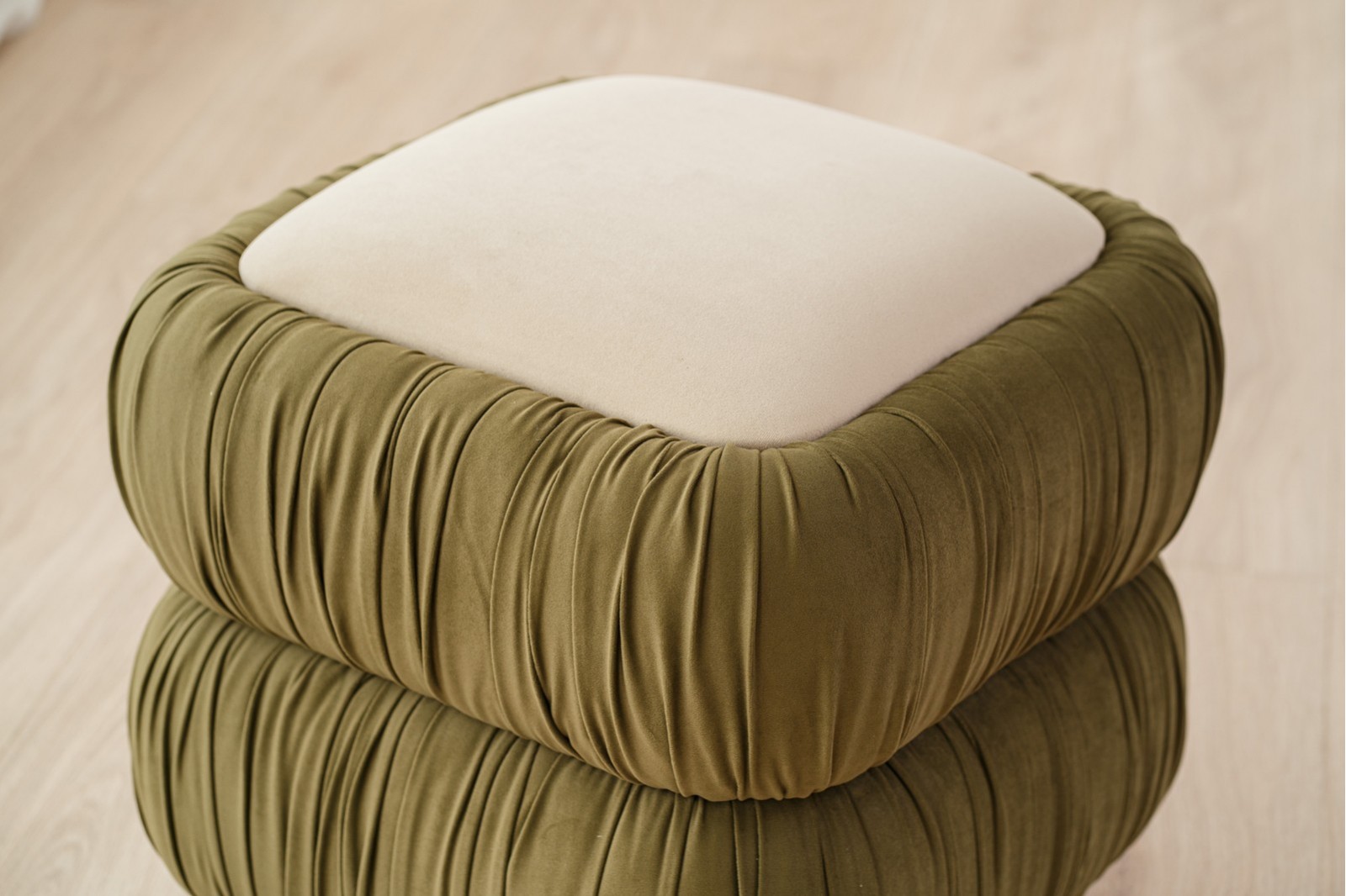 SET OF 2 NONA POUFS. IVORY AND DARK GREEN