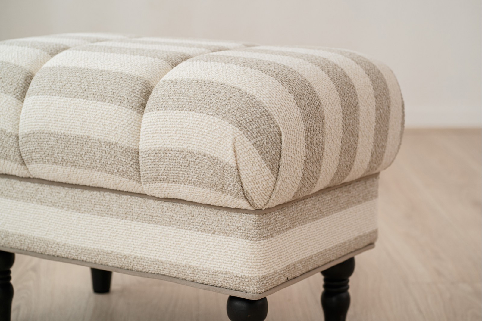 POUF MARLO. GRIS ET IVOIRE