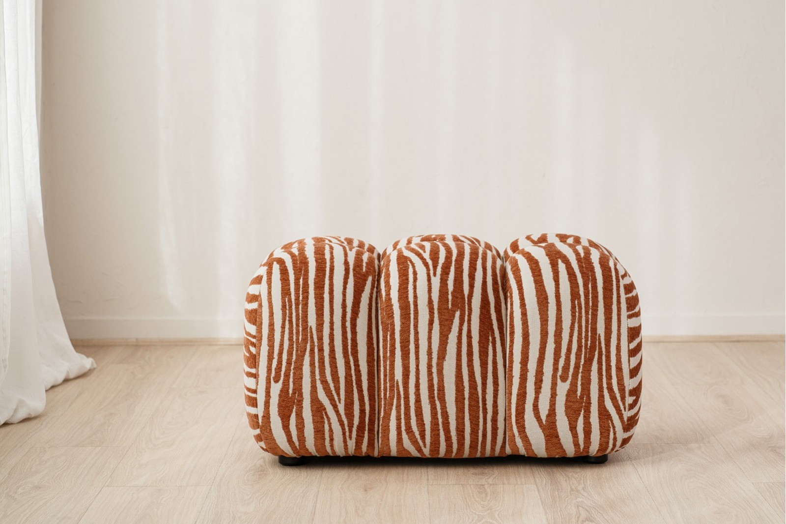 POUF SITA. TERRACOTTA ET IVOIRE