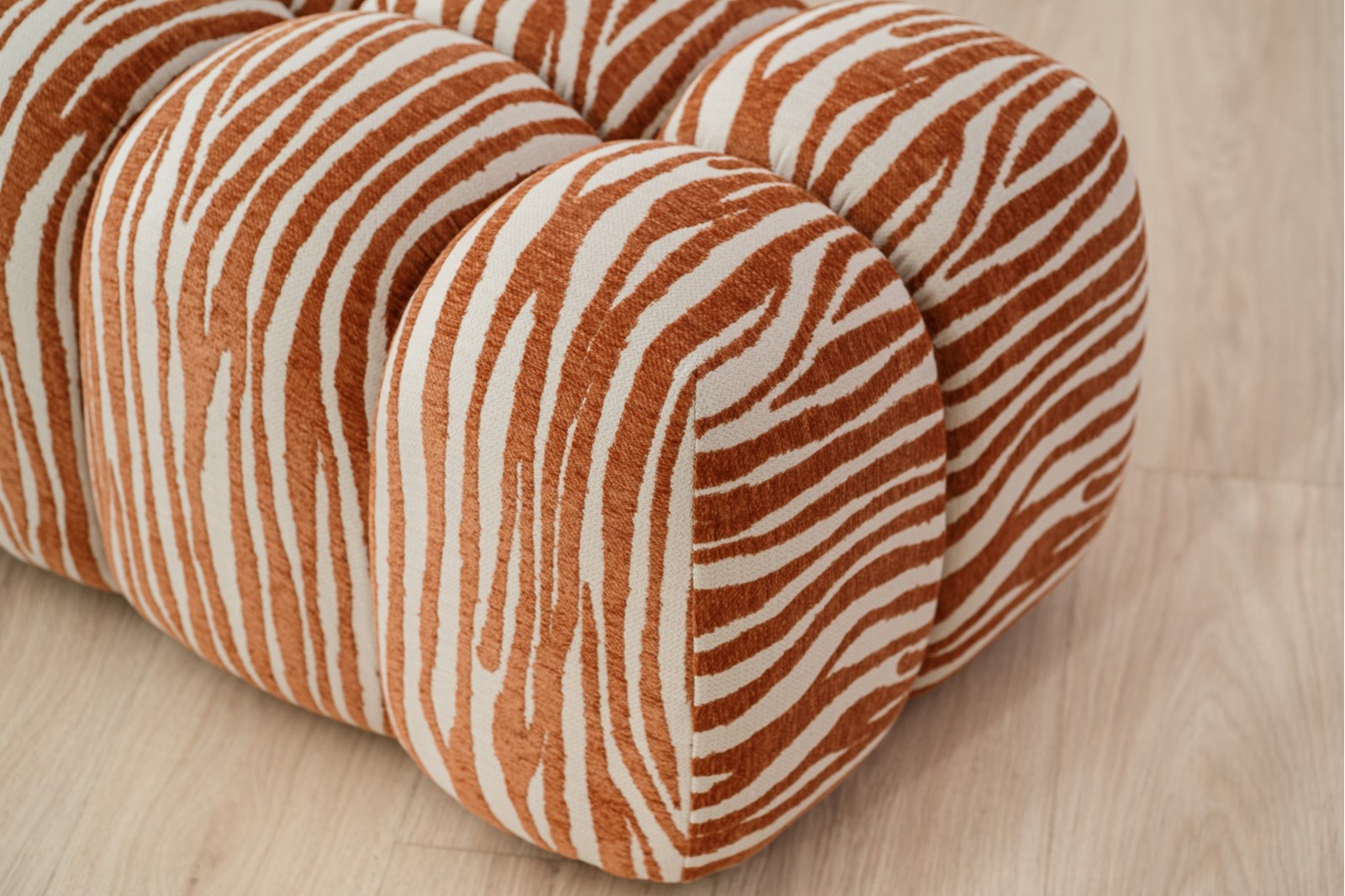 POUF SITA. TERRACOTTA ET IVOIRE