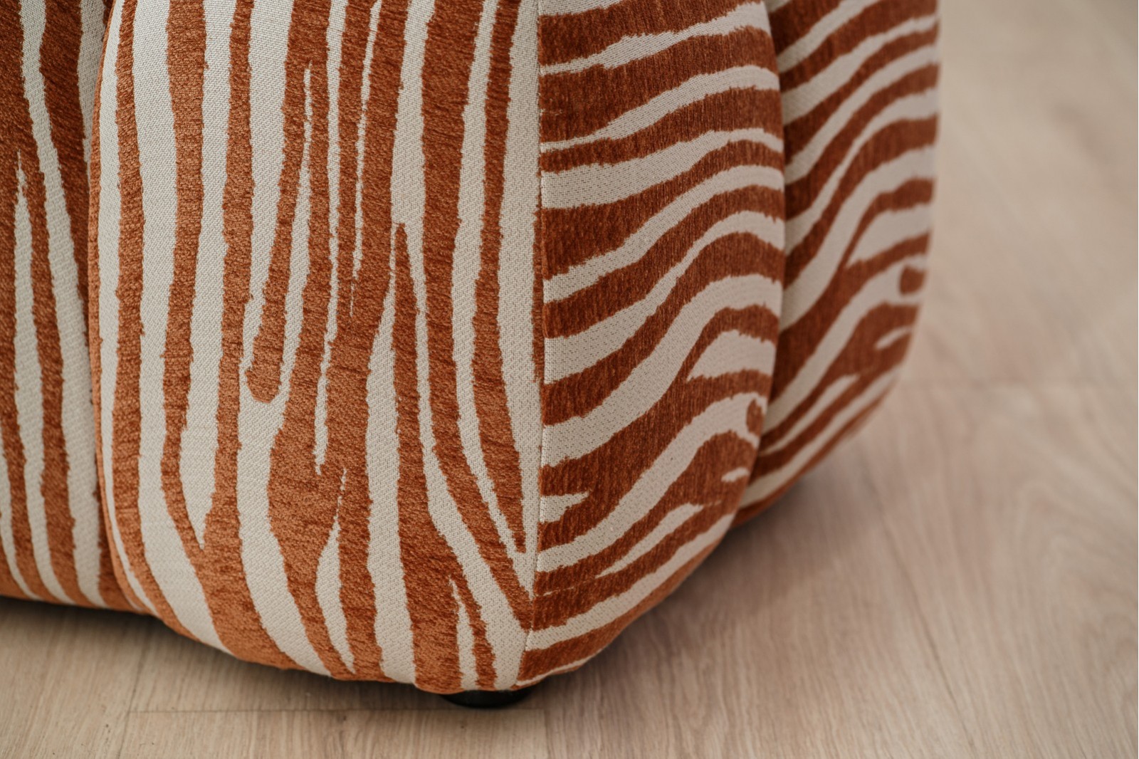 SITA POUF. TERRACOTTA AND IVORY