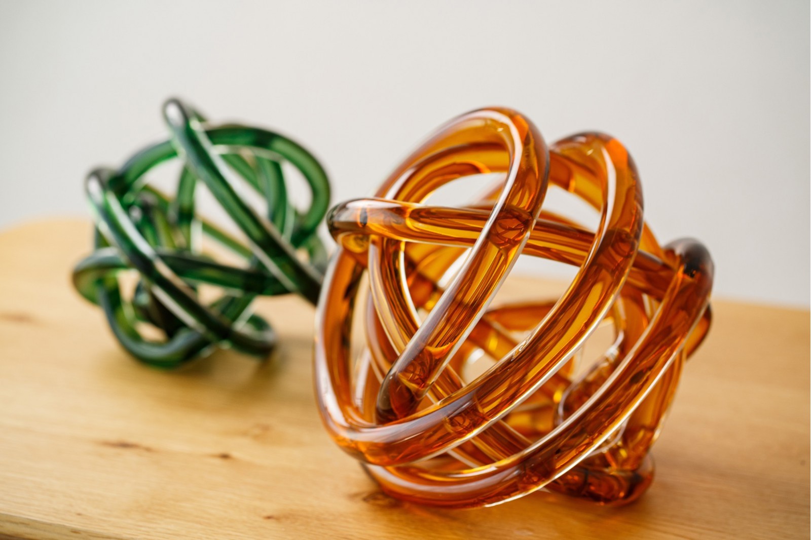 SET DE 2 PIECES EN VERRE NOUE. AMBRE ET VERT