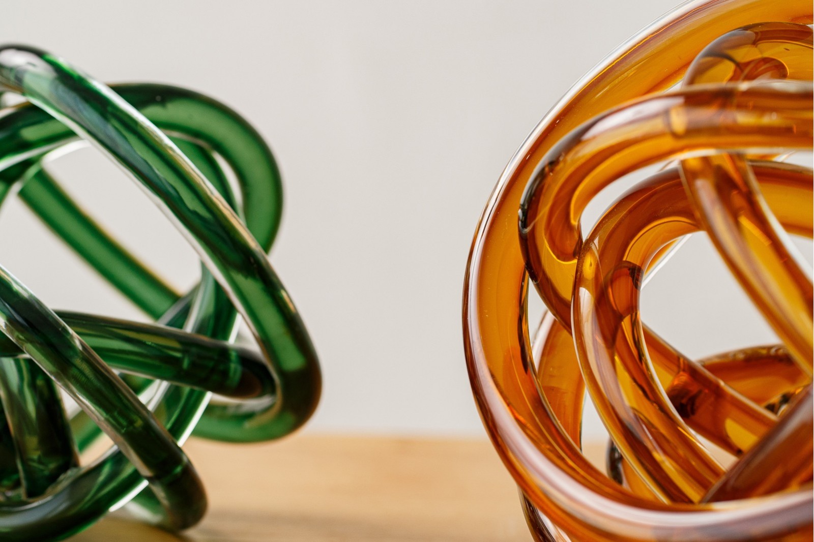 SET OF 2 GLASS PIECES KNOT. AMBER AND GREEN