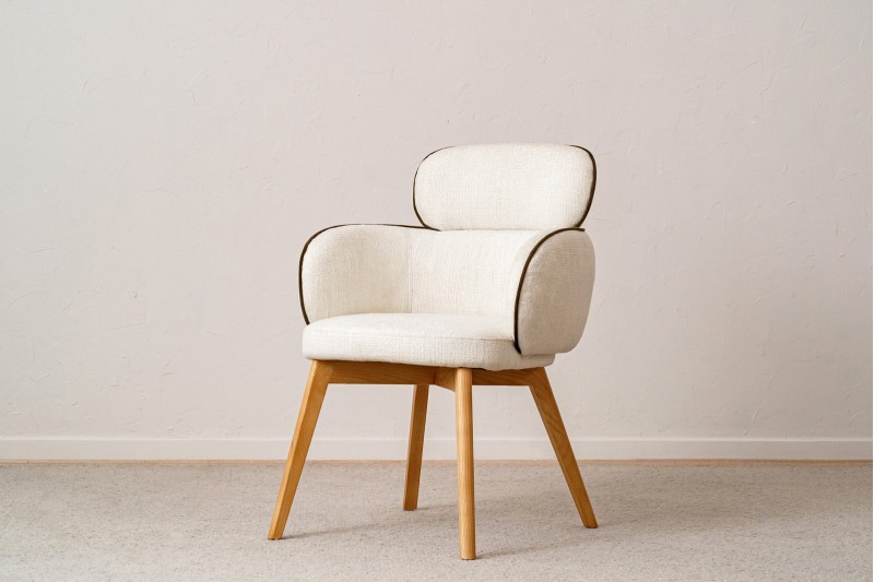 LOT DE 2 CHAISES DE SALLE A MANGER ALDEN. IVOIRE E