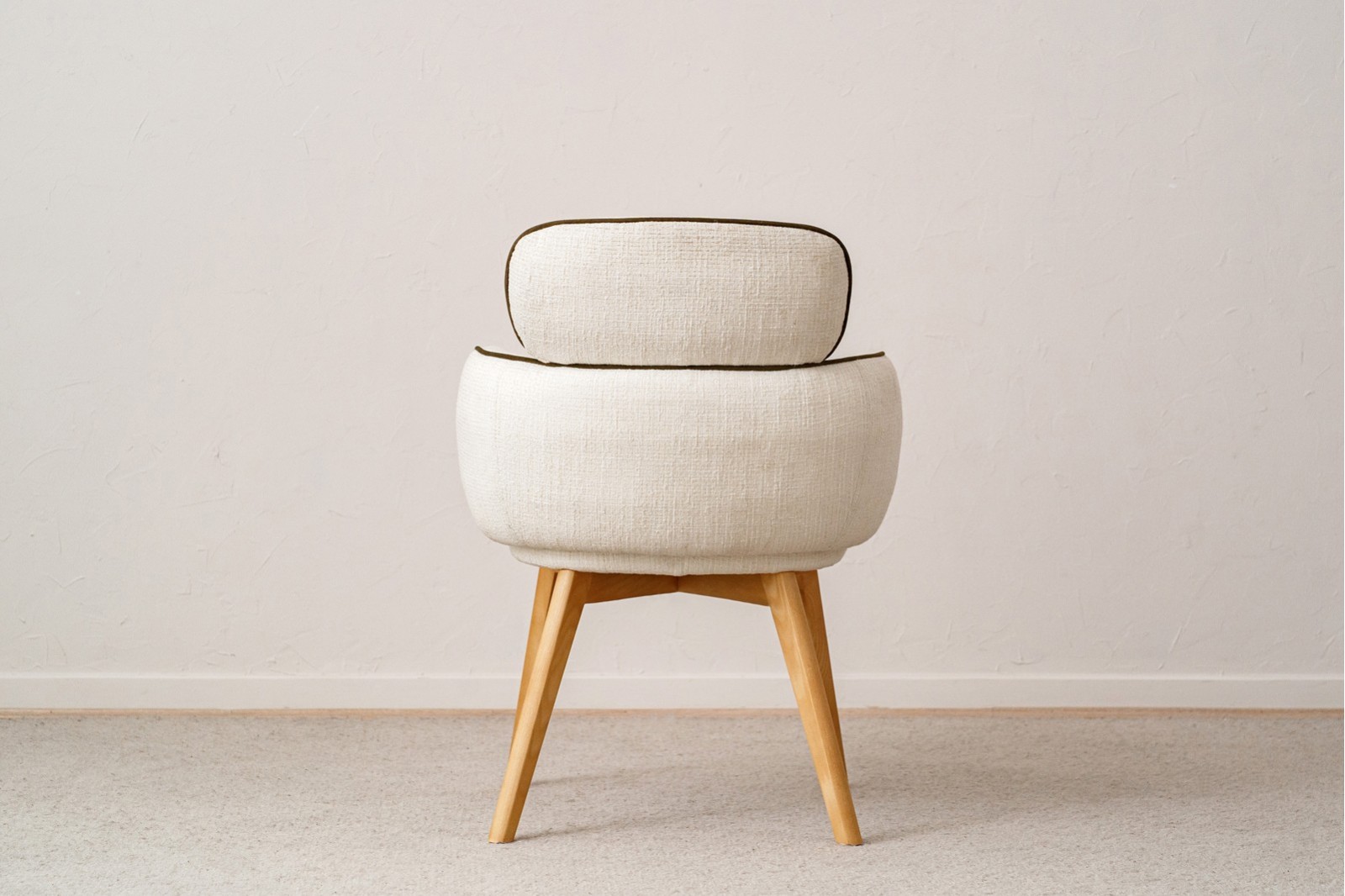 LOT DE 2 CHAISES DE SALLE A MANGER ALDEN. IVOIRE E