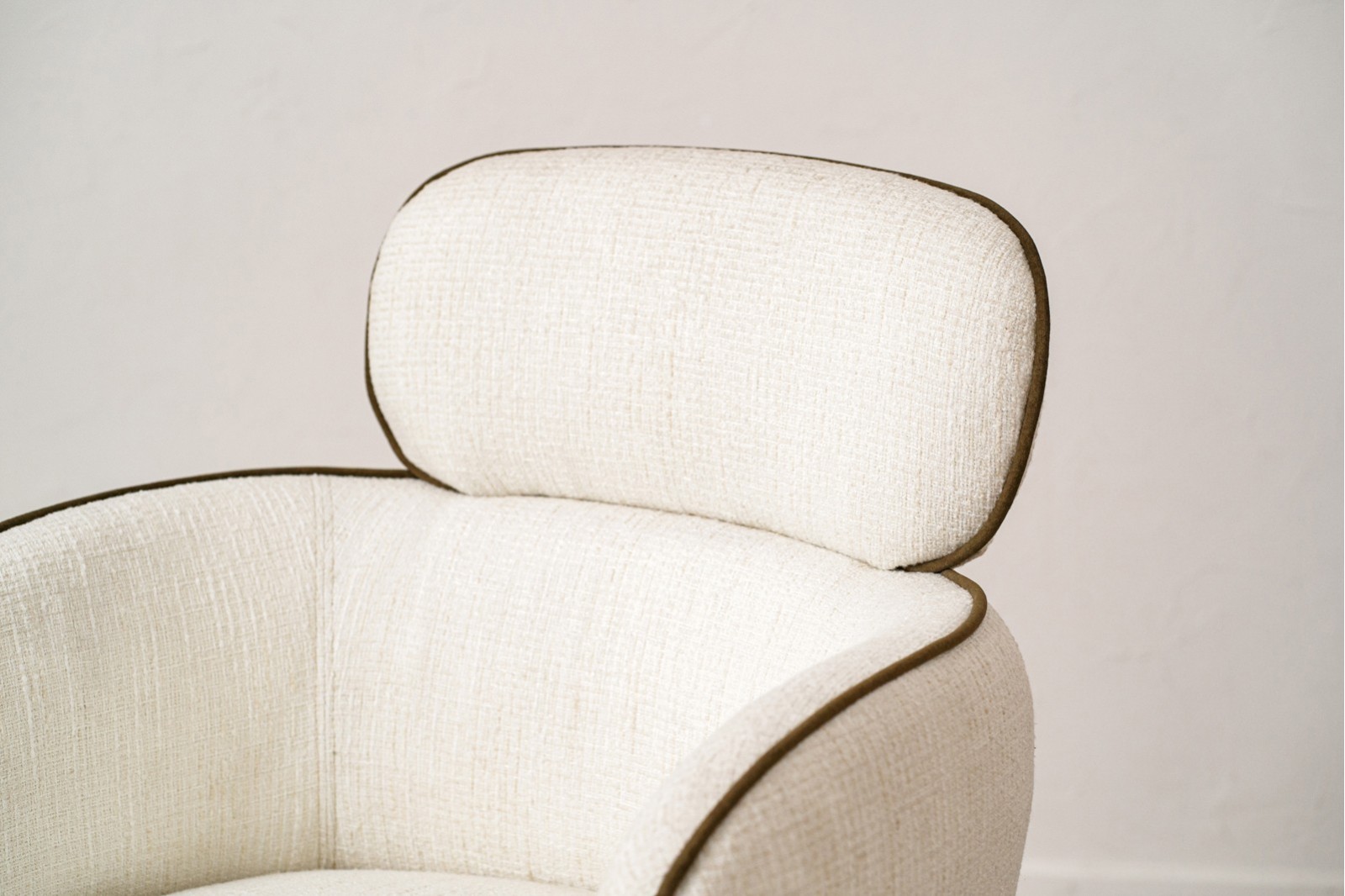 LOT DE 2 CHAISES DE SALLE A MANGER ALDEN. IVOIRE E