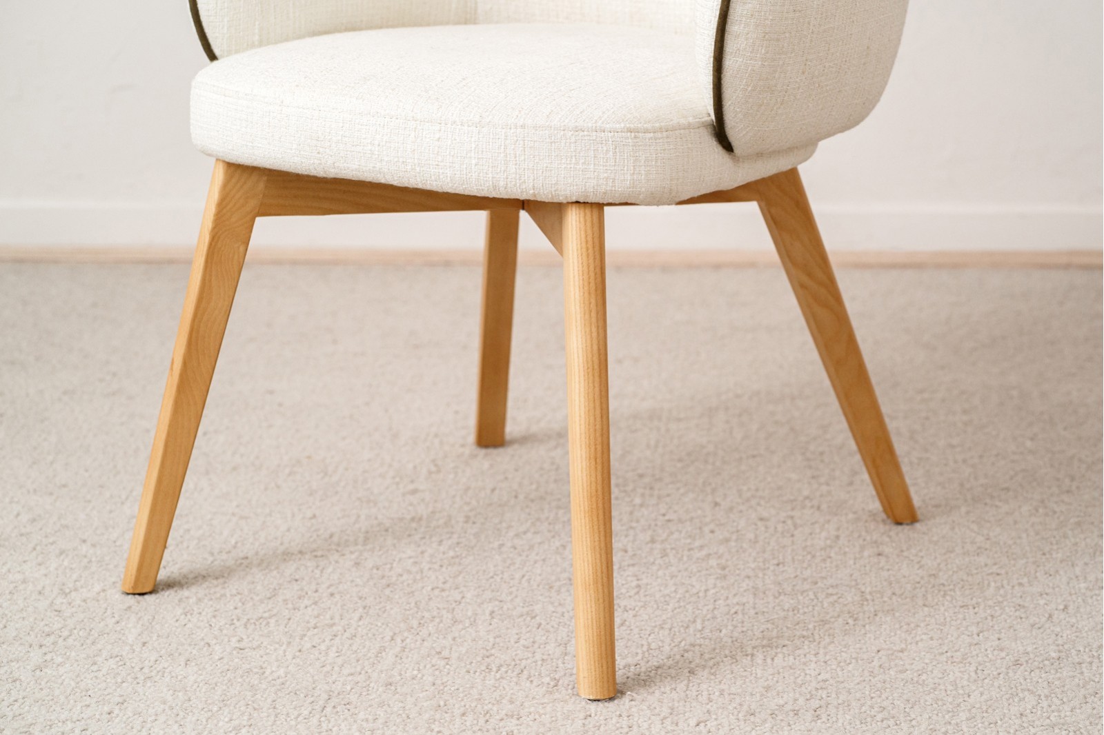 LOT DE 2 CHAISES DE SALLE A MANGER ALDEN. IVOIRE E