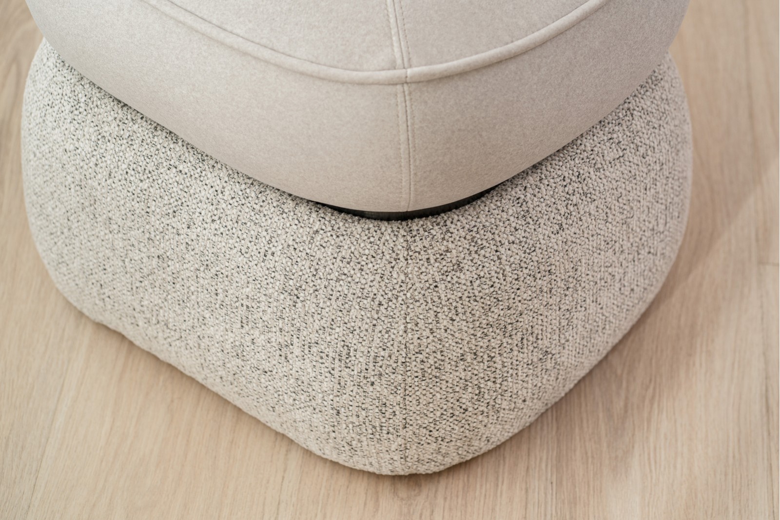 SET DE 2 PUFS DUNA. PIEDRA Y GRIS