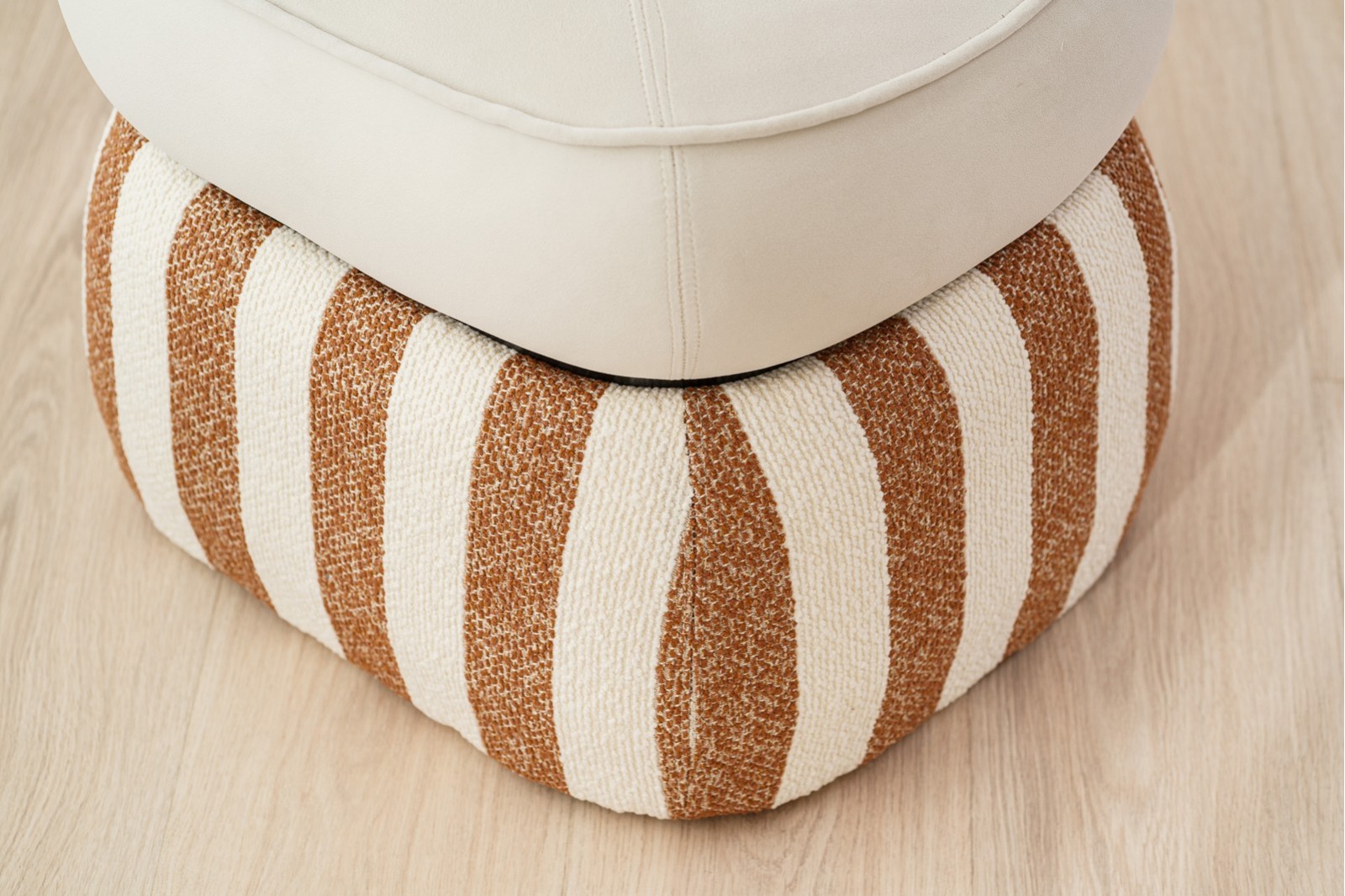 SET OF 2 DUNA POUFS. STONE AND TERRACOTTA