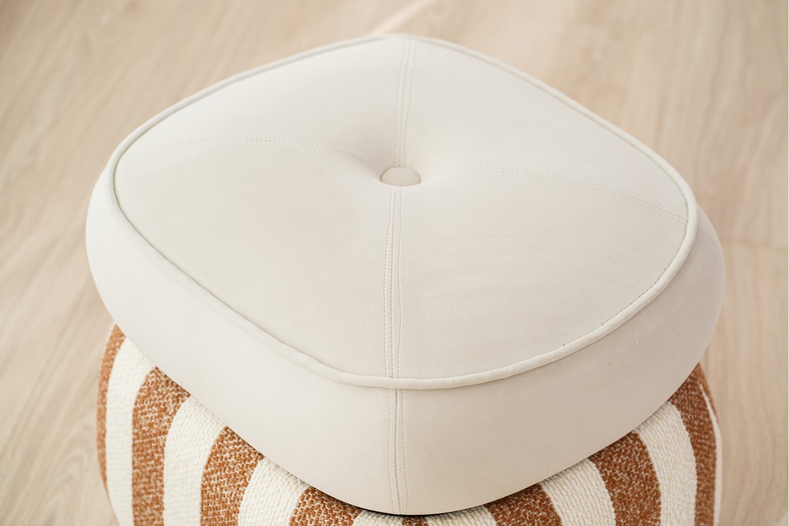 SET OF 2 DUNA POUFS. STONE AND TERRACOTTA