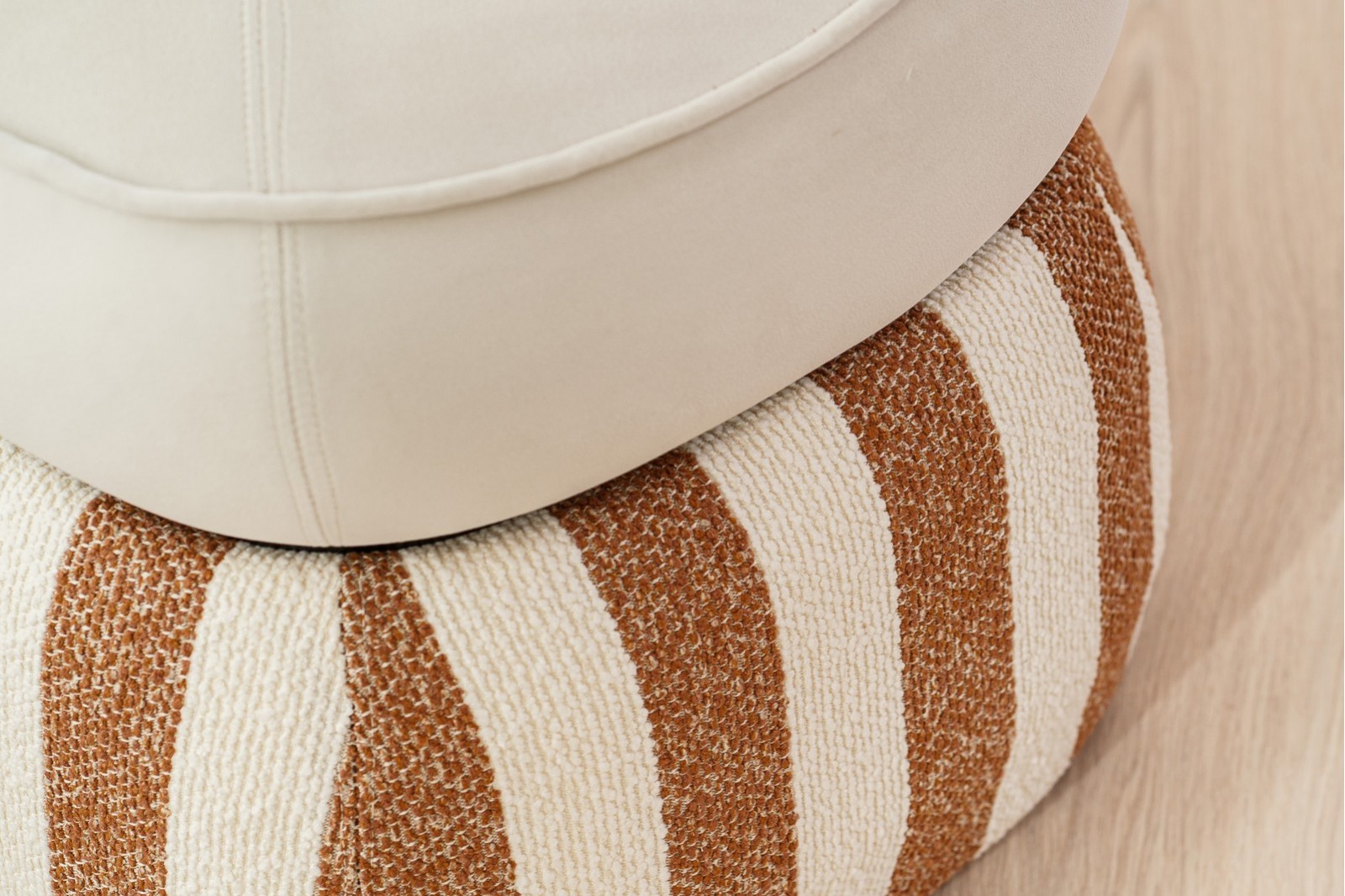 SET OF 2 DUNA POUFS. STONE AND TERRACOTTA