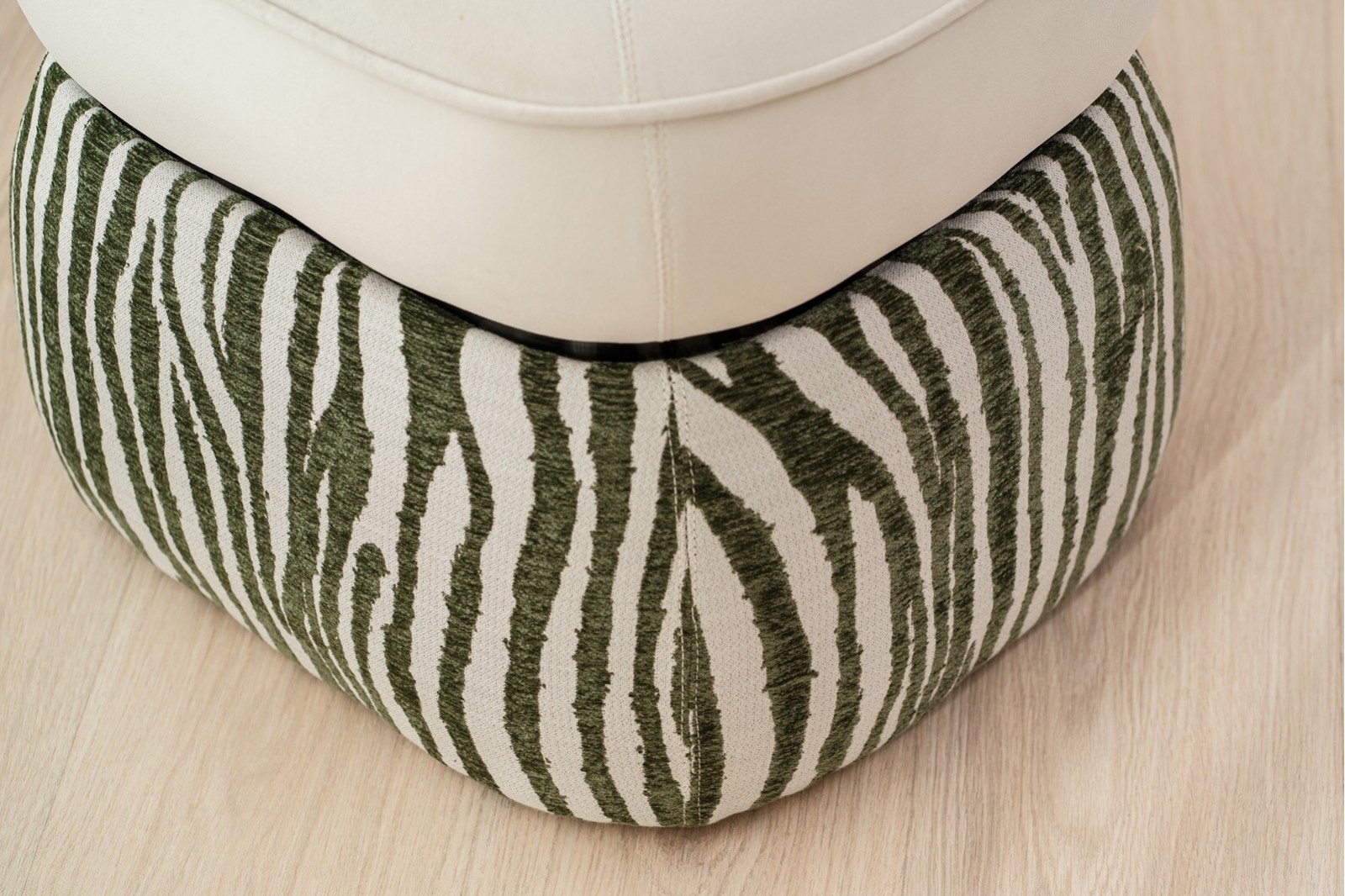 SET OF 2 DUNA POUFS. IVORY AND GREEN
