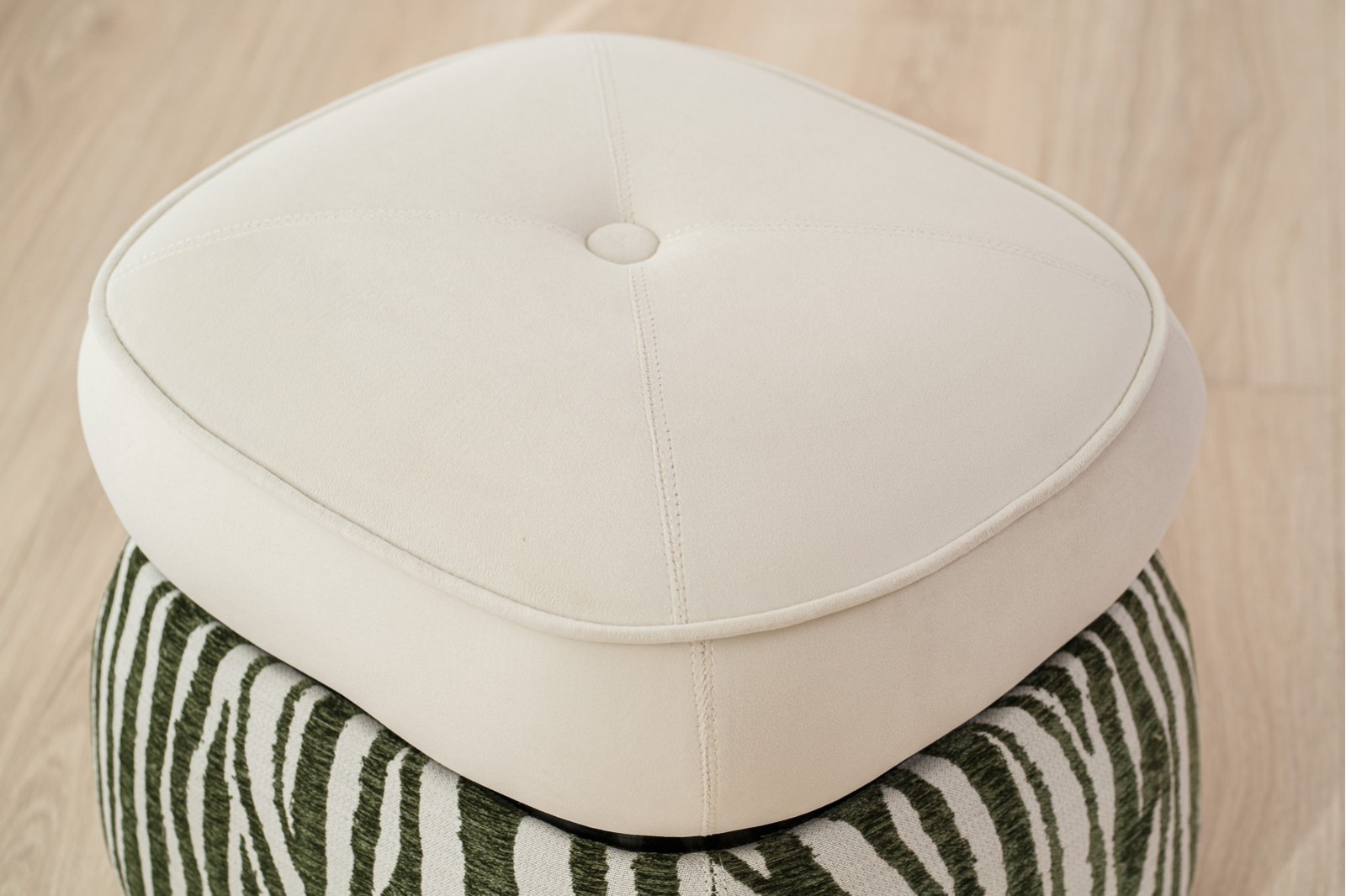 SET OF 2 DUNA POUFS. IVORY AND GREEN