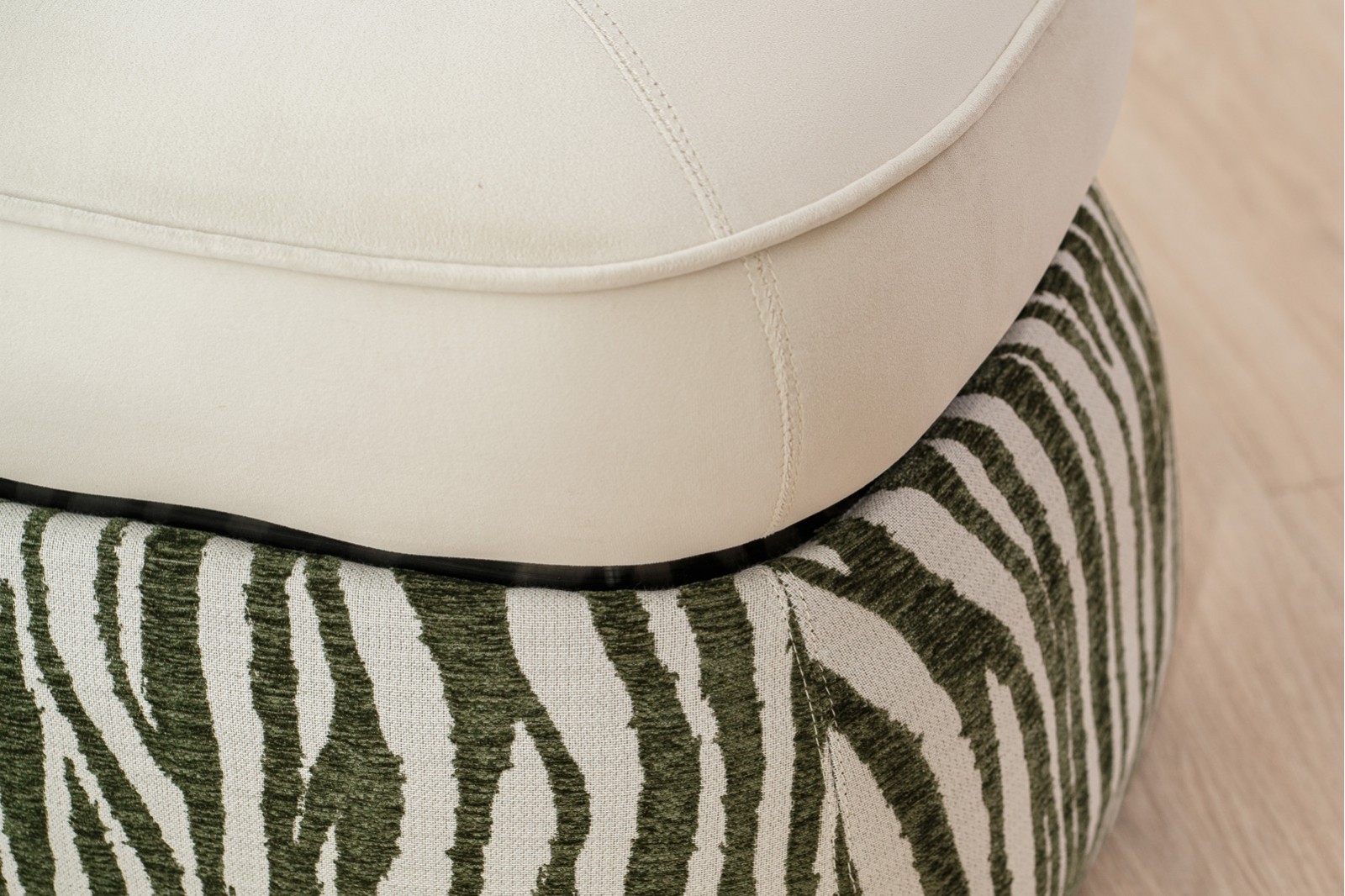 SET OF 2 DUNA POUFS. IVORY AND GREEN