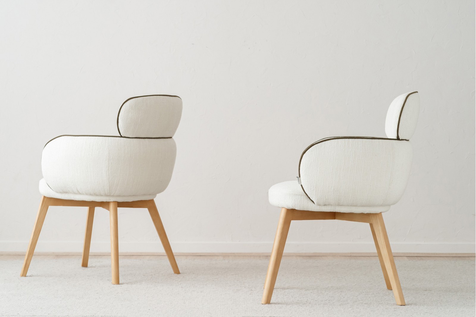 LOT DE 2 CHAISES DE SALLE A MANGER ALDEN. IVOIRE E
