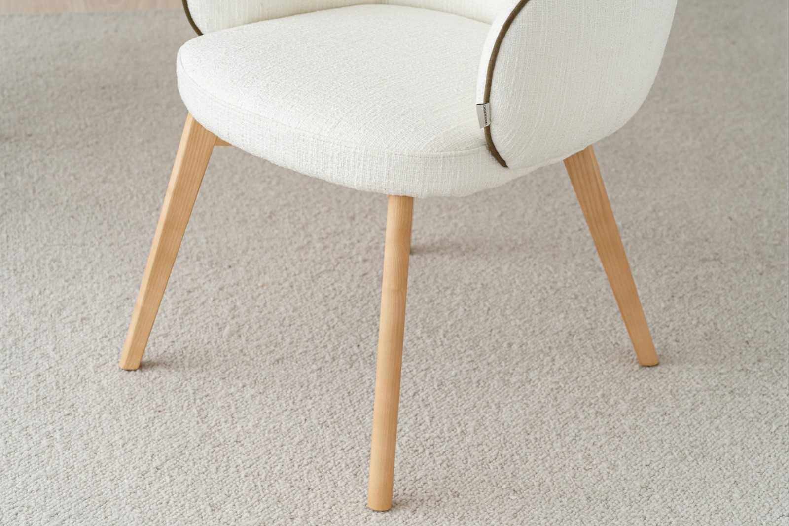 LOT DE 2 CHAISES DE SALLE A MANGER ALDEN. IVOIRE E