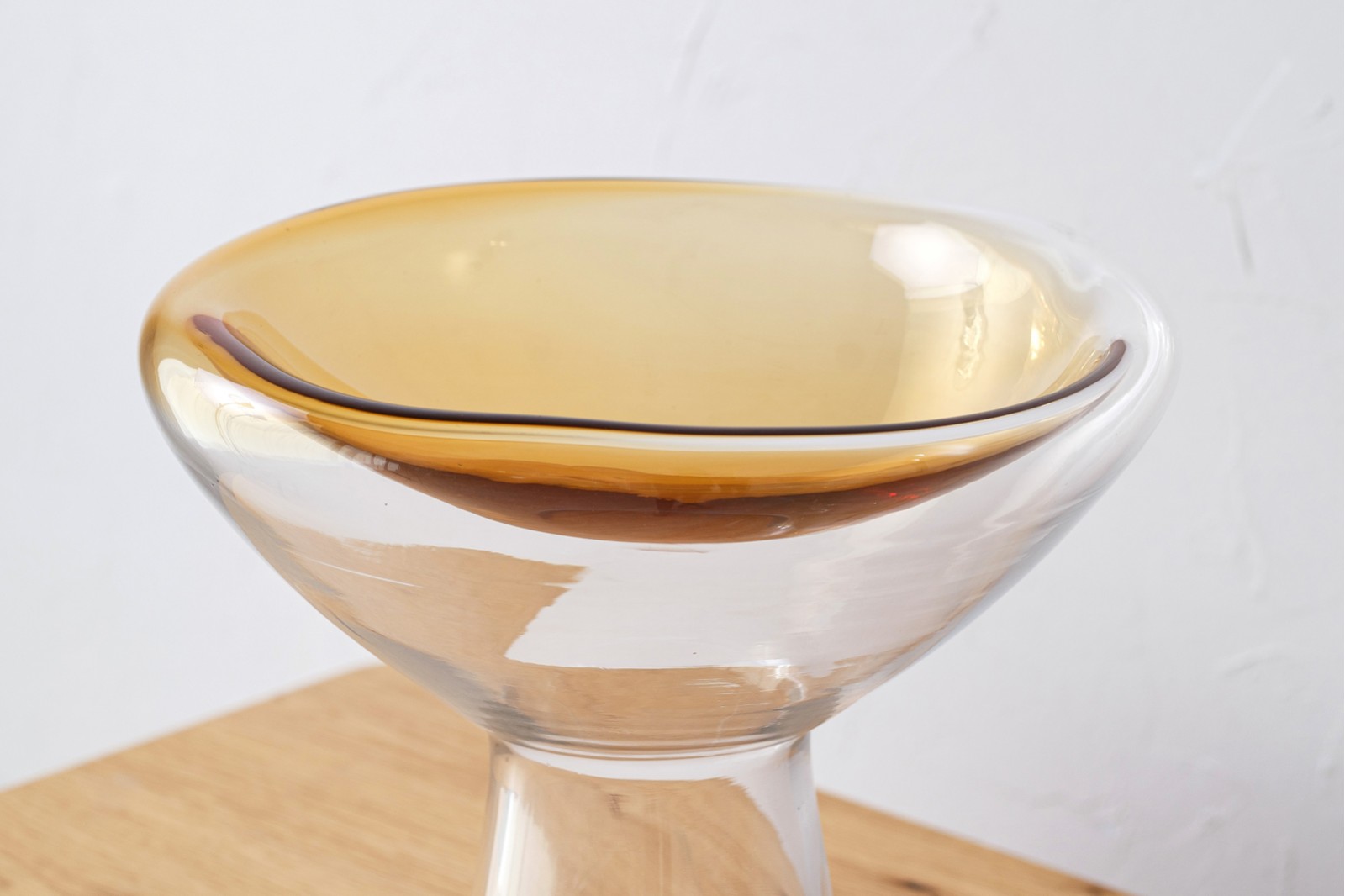 COLLECTION SORA: TABLES CENTRALES EN VERRE COLORÉ