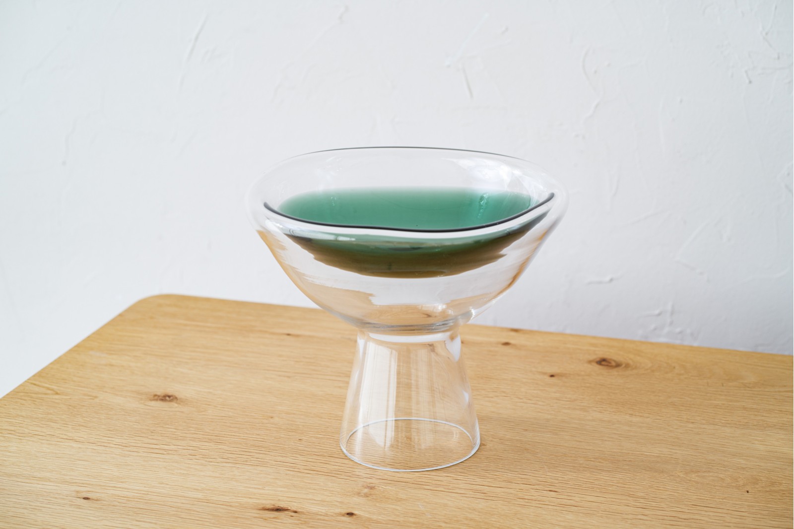 COLLECTION SORA: TABLES CENTRALES EN VERRE COLORÉ