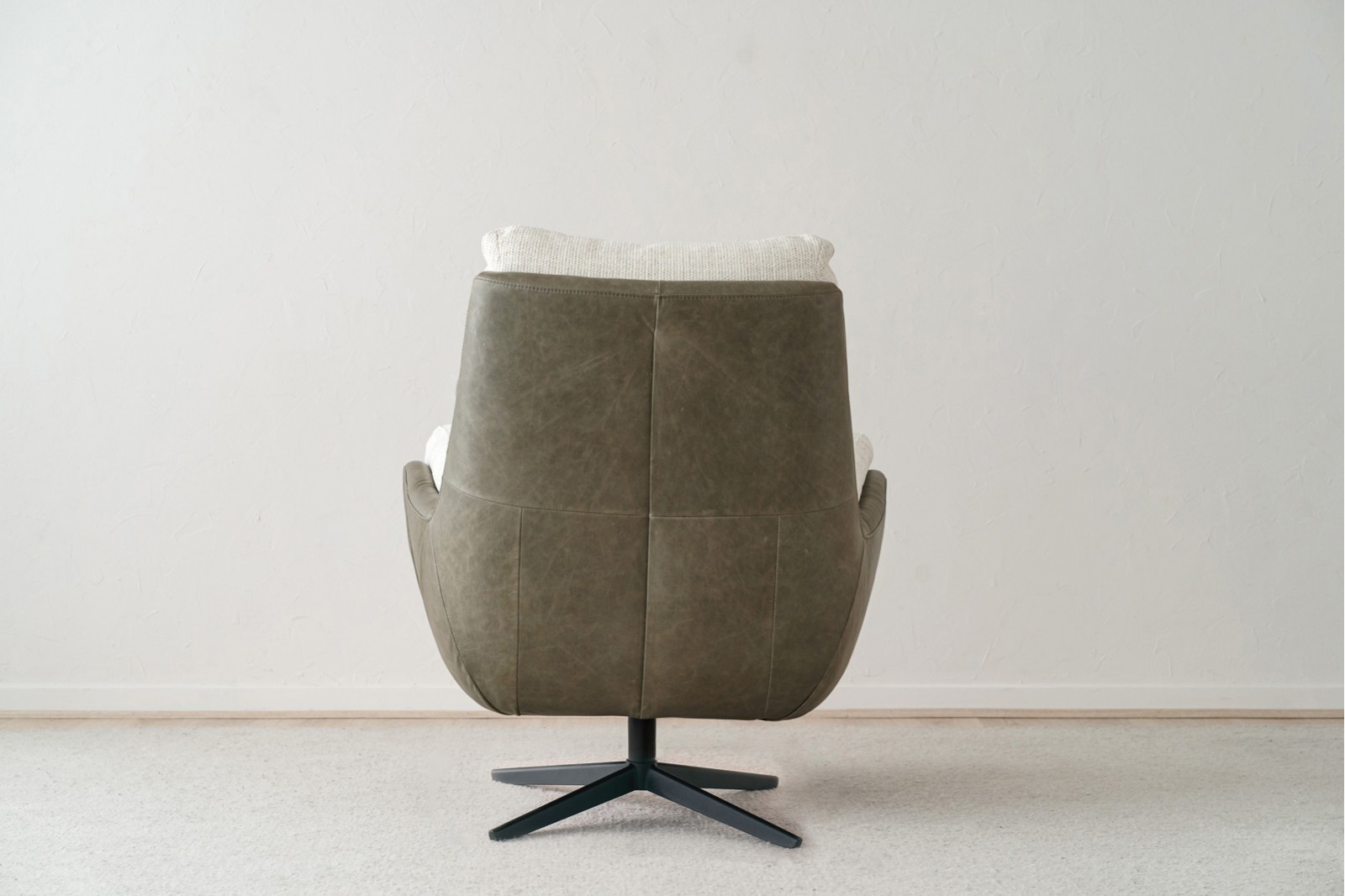 FAUTEUIL PIVOTANT. CUIR VERT ET TISSU BLANC CASSE