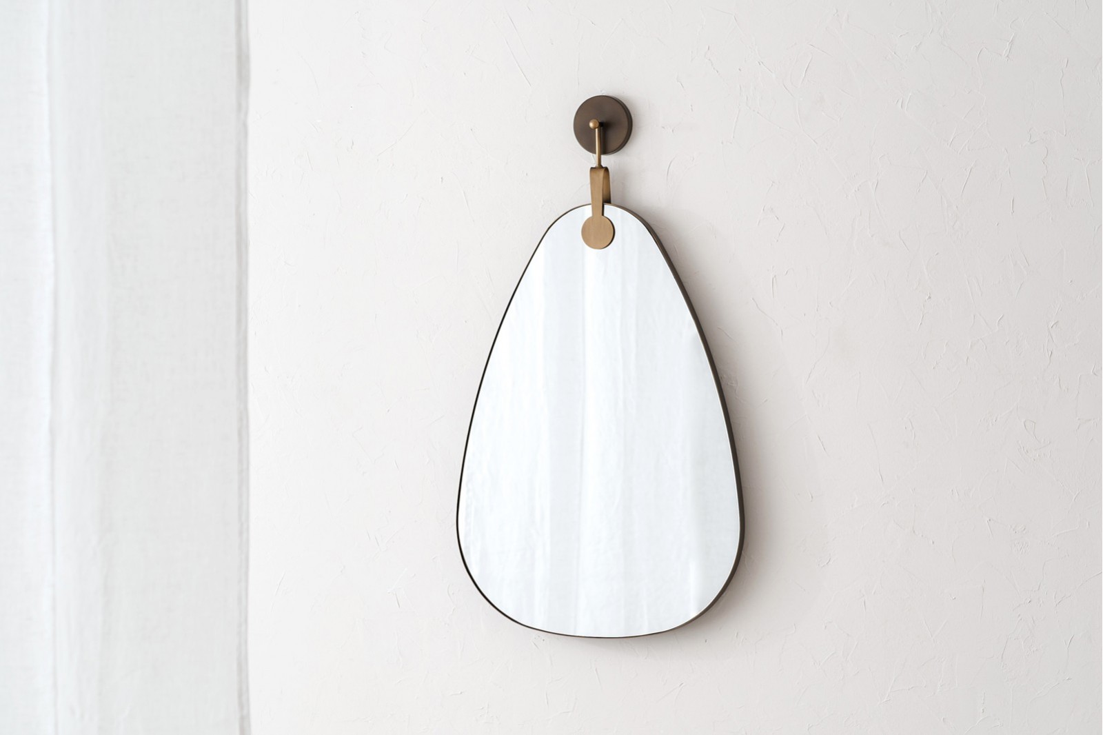 ESPEJO ORGANICO DE PARED. MARCO METAL