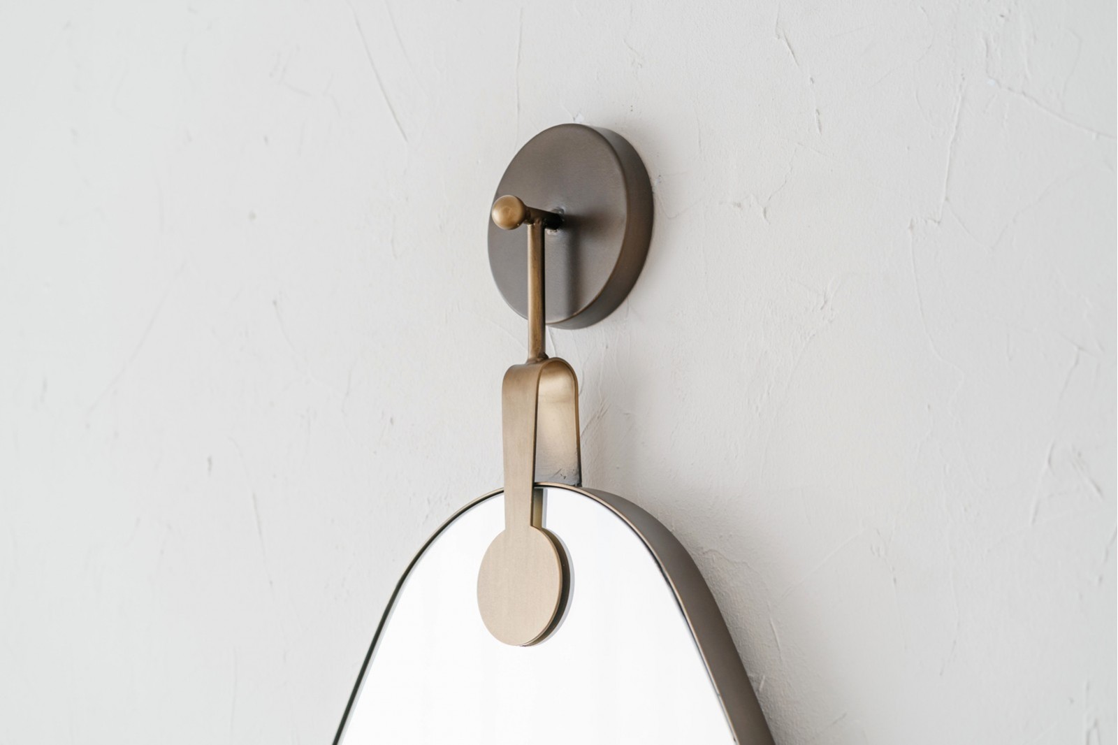 ESPEJO ORGANICO DE PARED. MARCO METAL