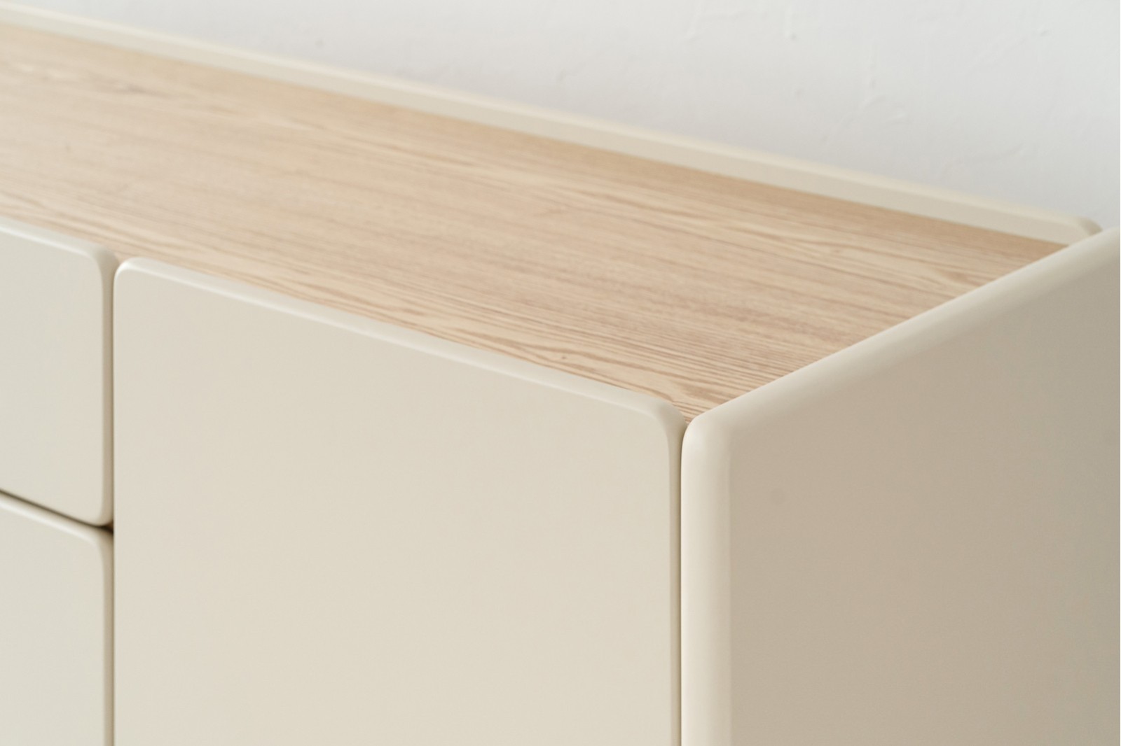 APARADOR CENZA. BEIGE MATE Y FRESNO