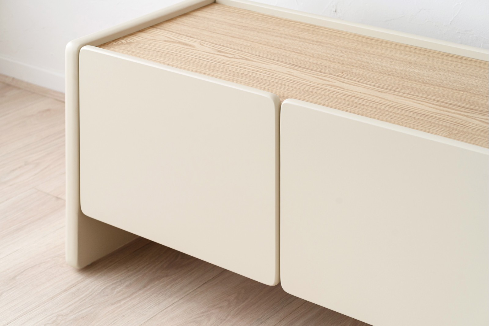 MUEBLE TV CENZA. BEIGE MATE Y FRESNO