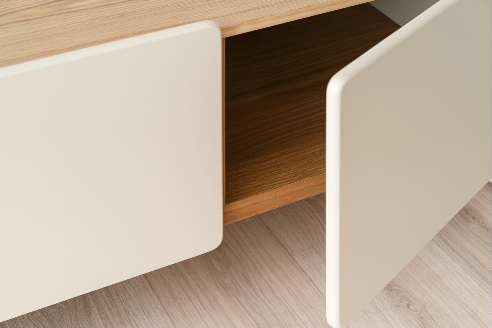 MUEBLE TV CENZA. BEIGE MATE Y FRESNO